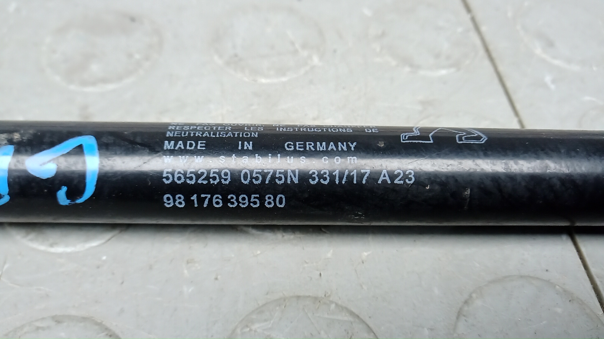 Амортизатор двери багажника