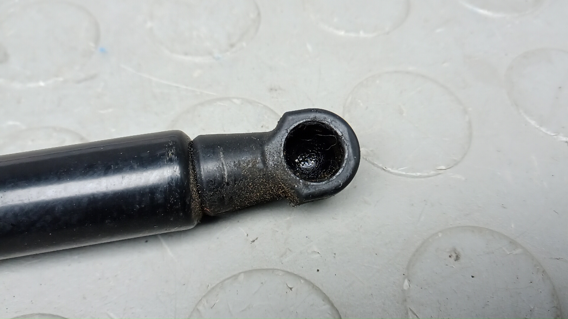 Амортизатор двери багажника