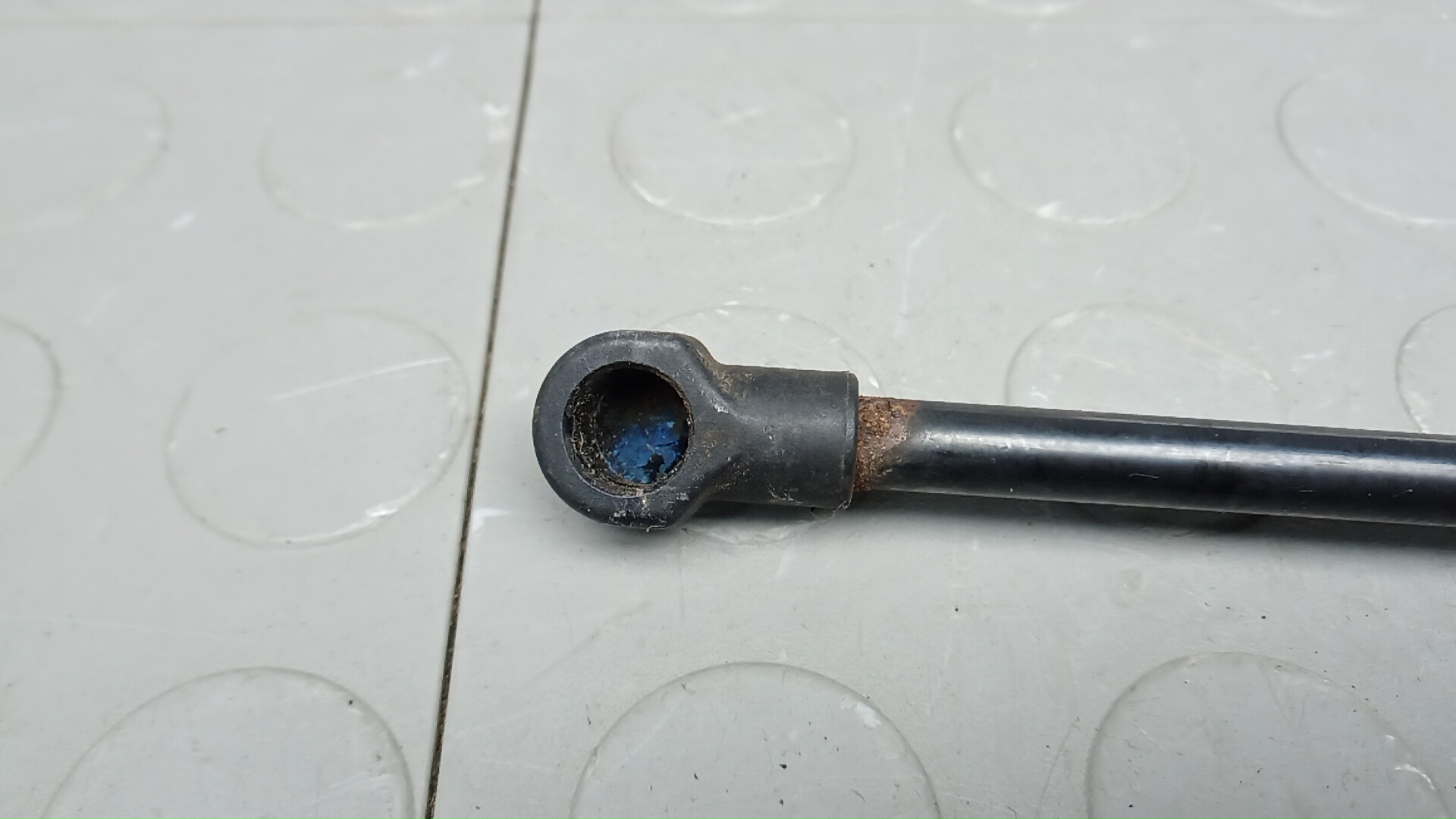 Амортизатор двери багажника