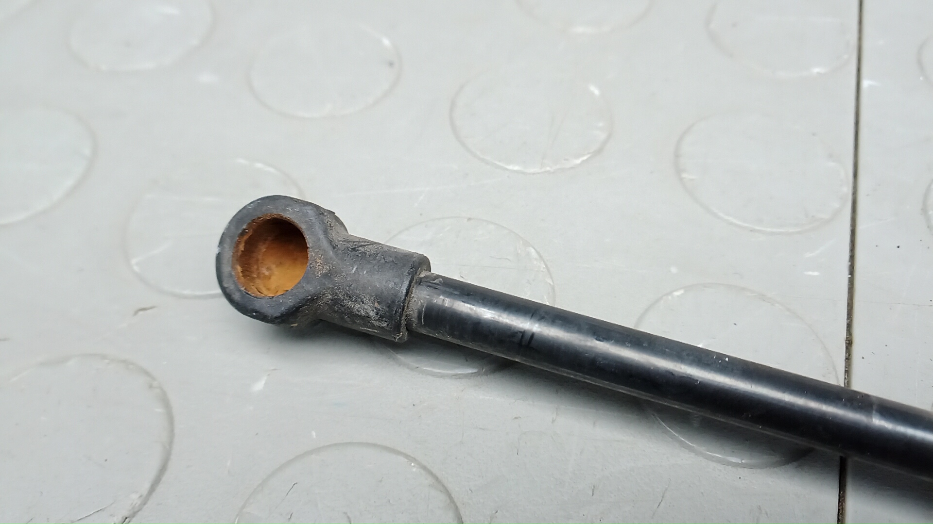 Амортизатор двери багажника