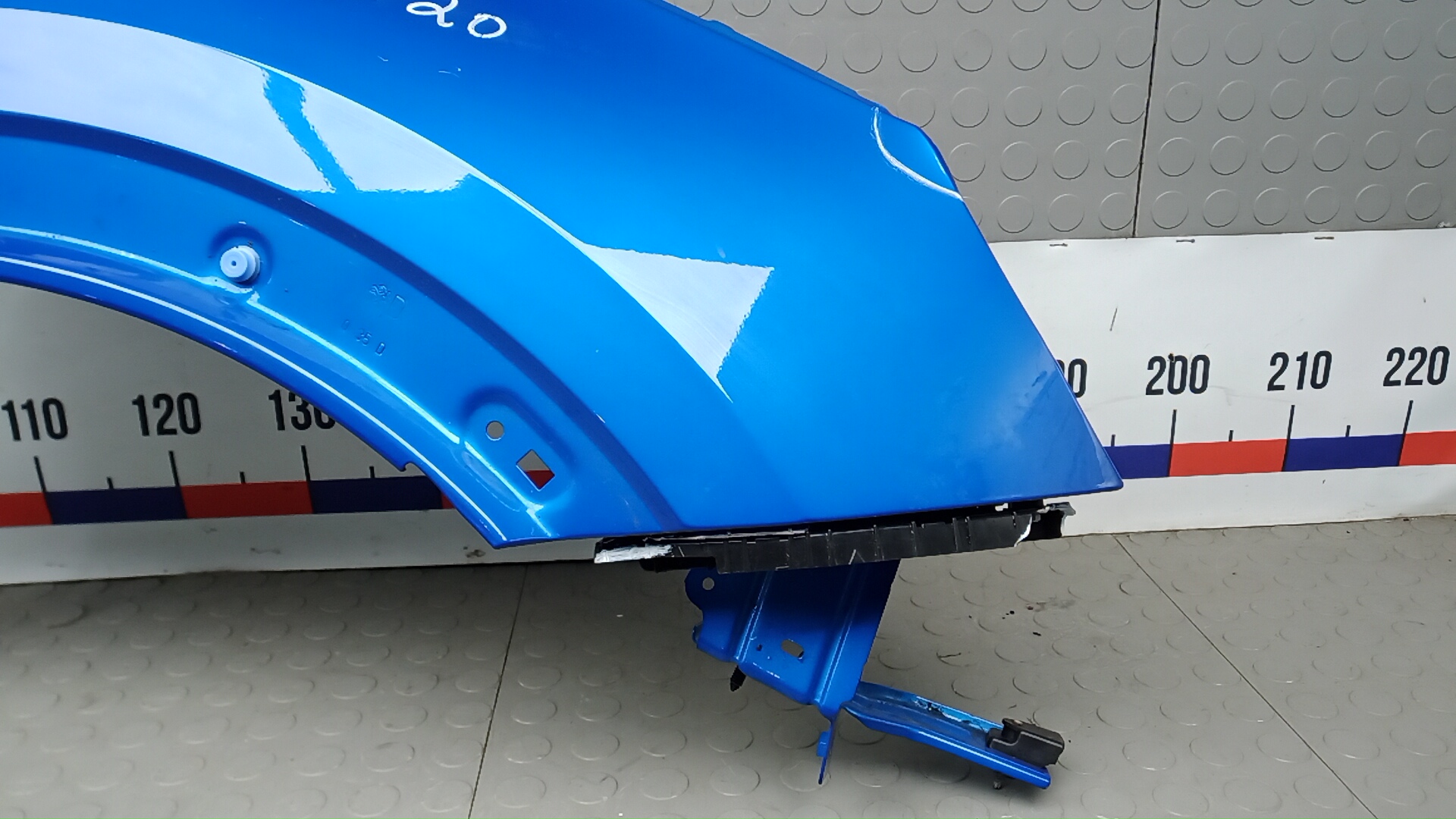 Крыло переднее правое