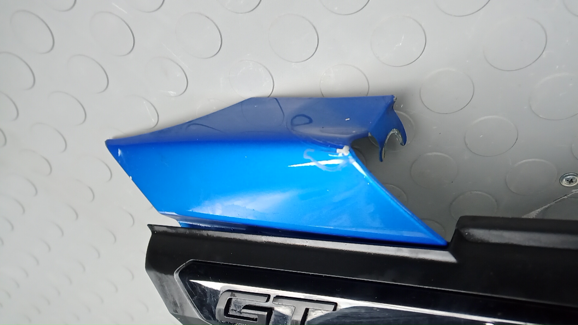 Крыло переднее правое