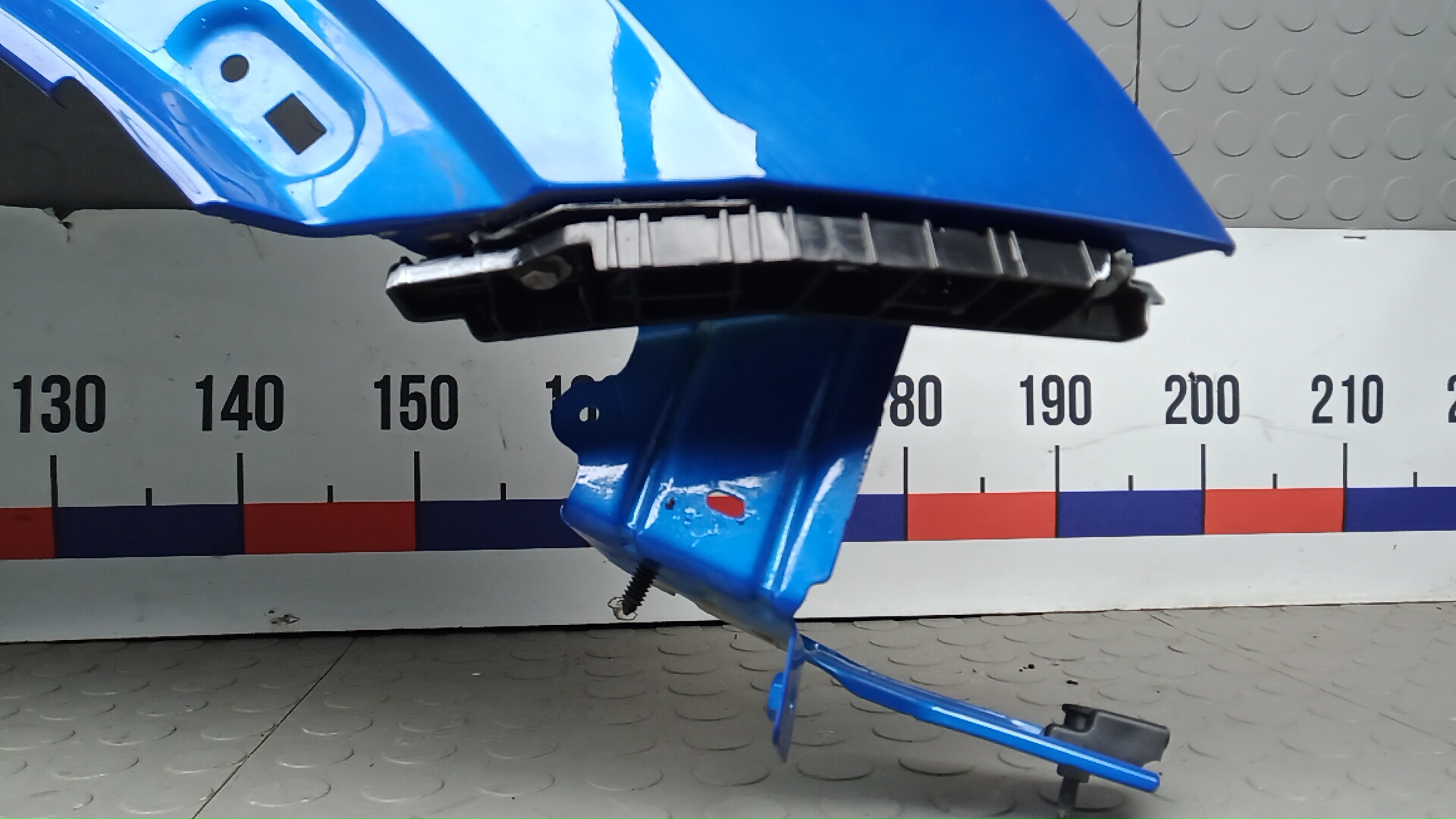 Крыло переднее правое