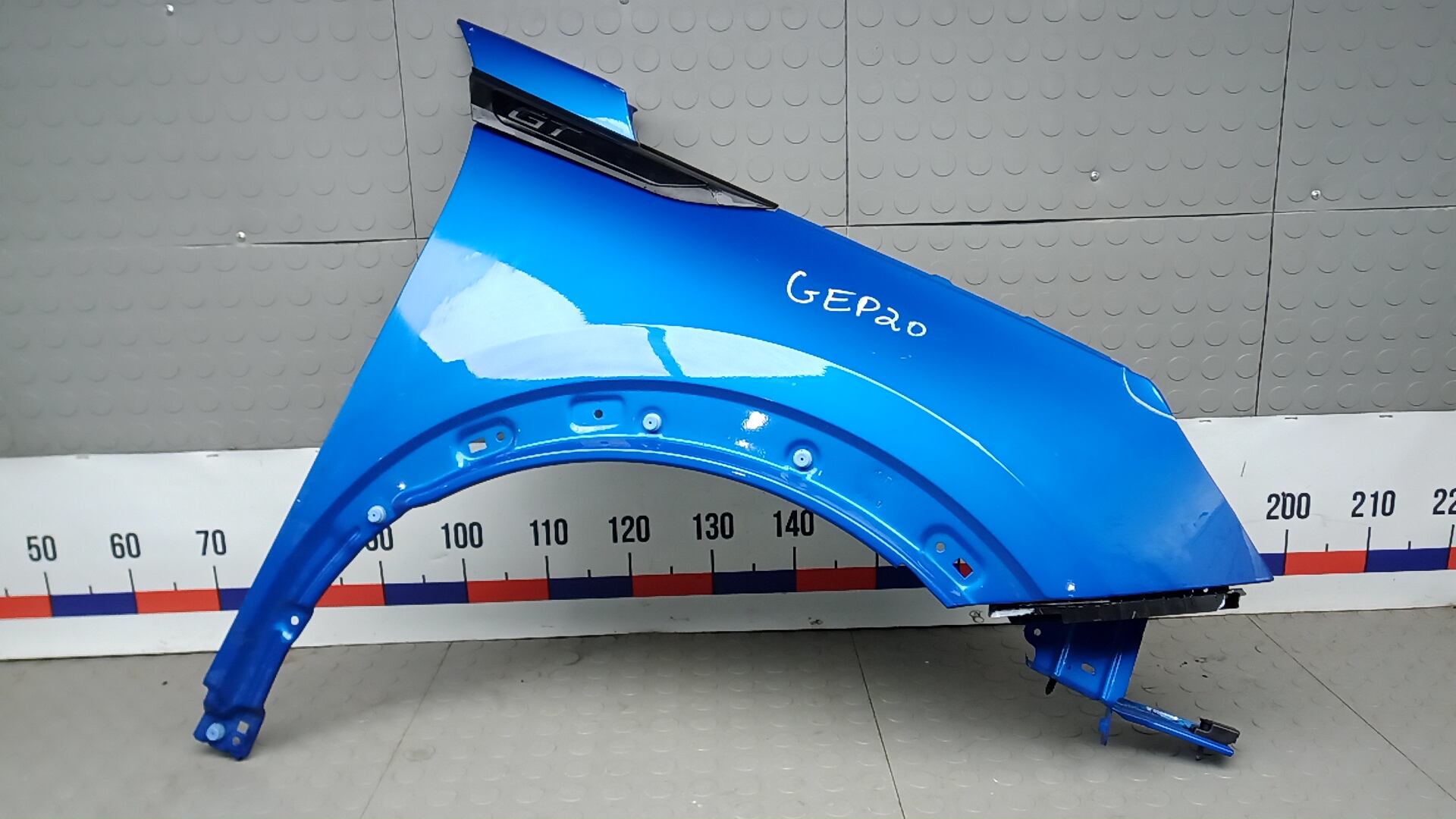 Крыло переднее правое