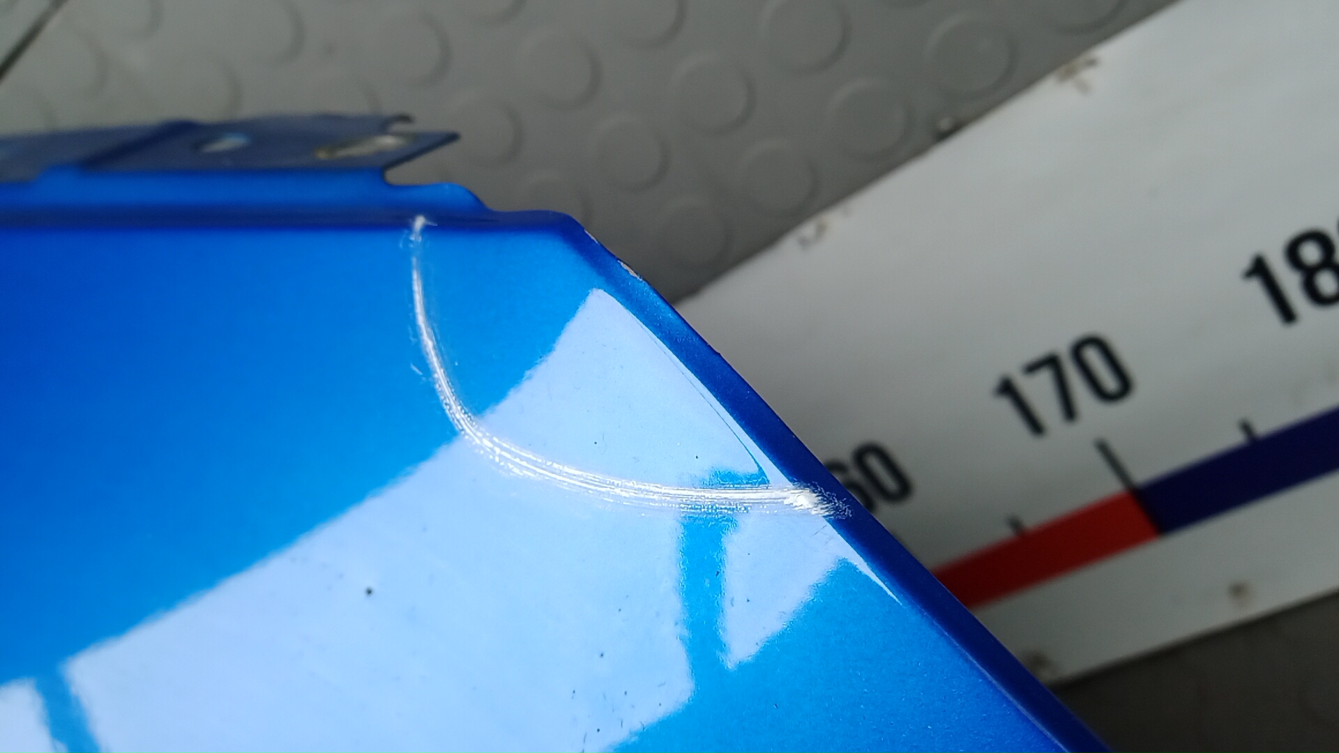 Крыло переднее правое