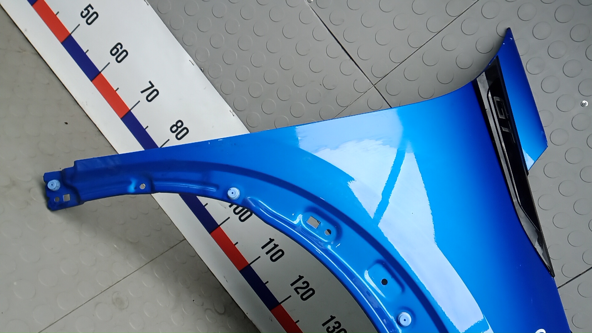 Крыло переднее правое