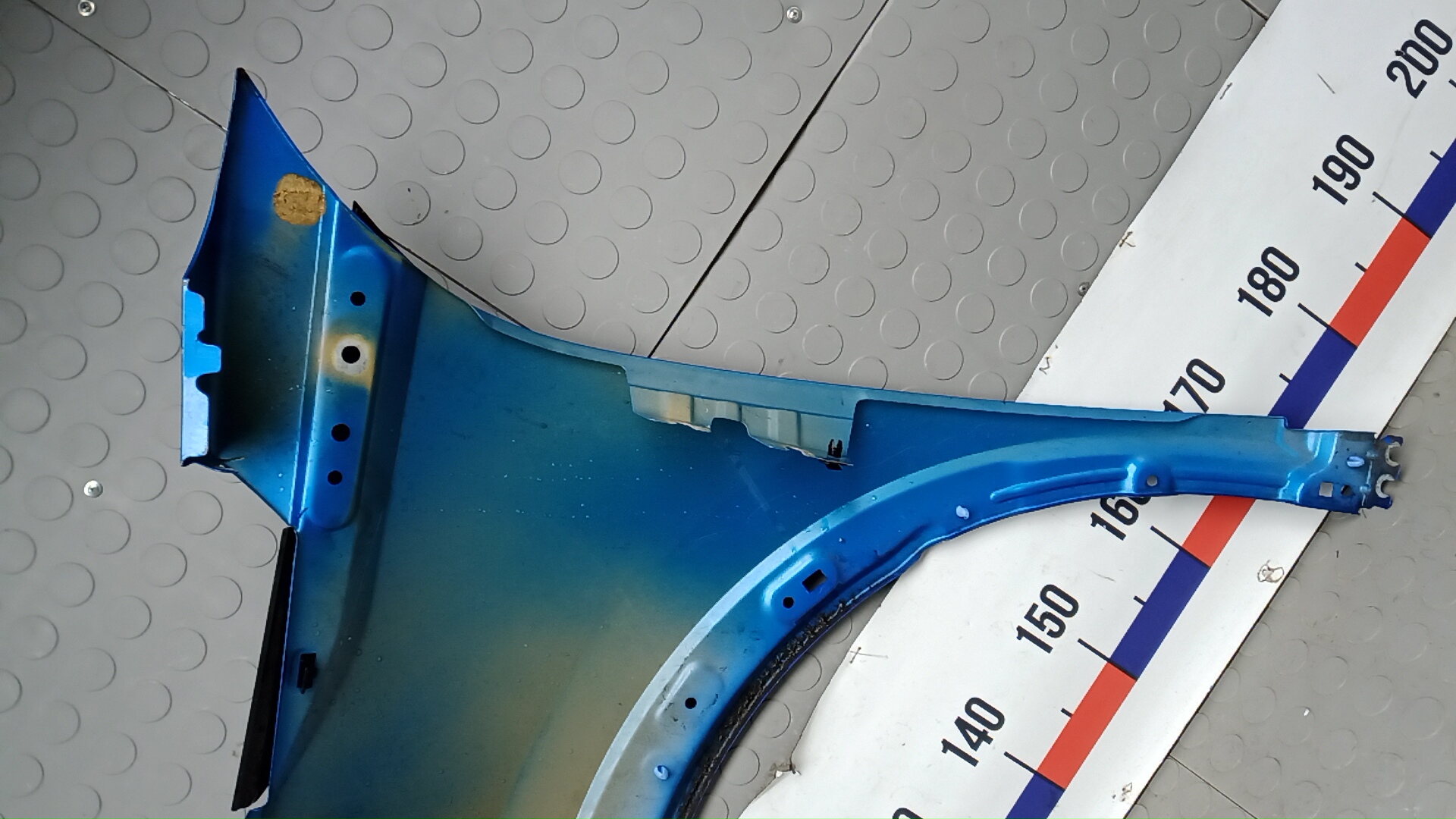 Крыло переднее правое