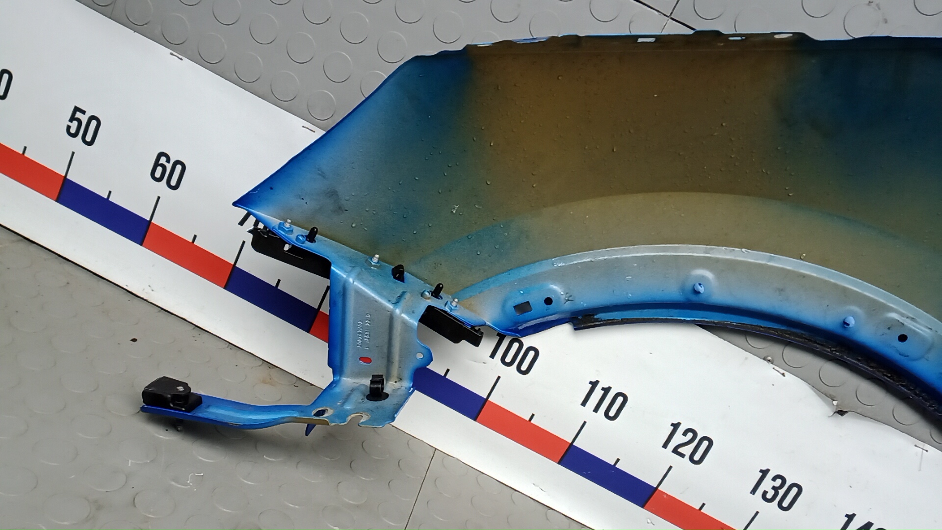 Крыло переднее правое