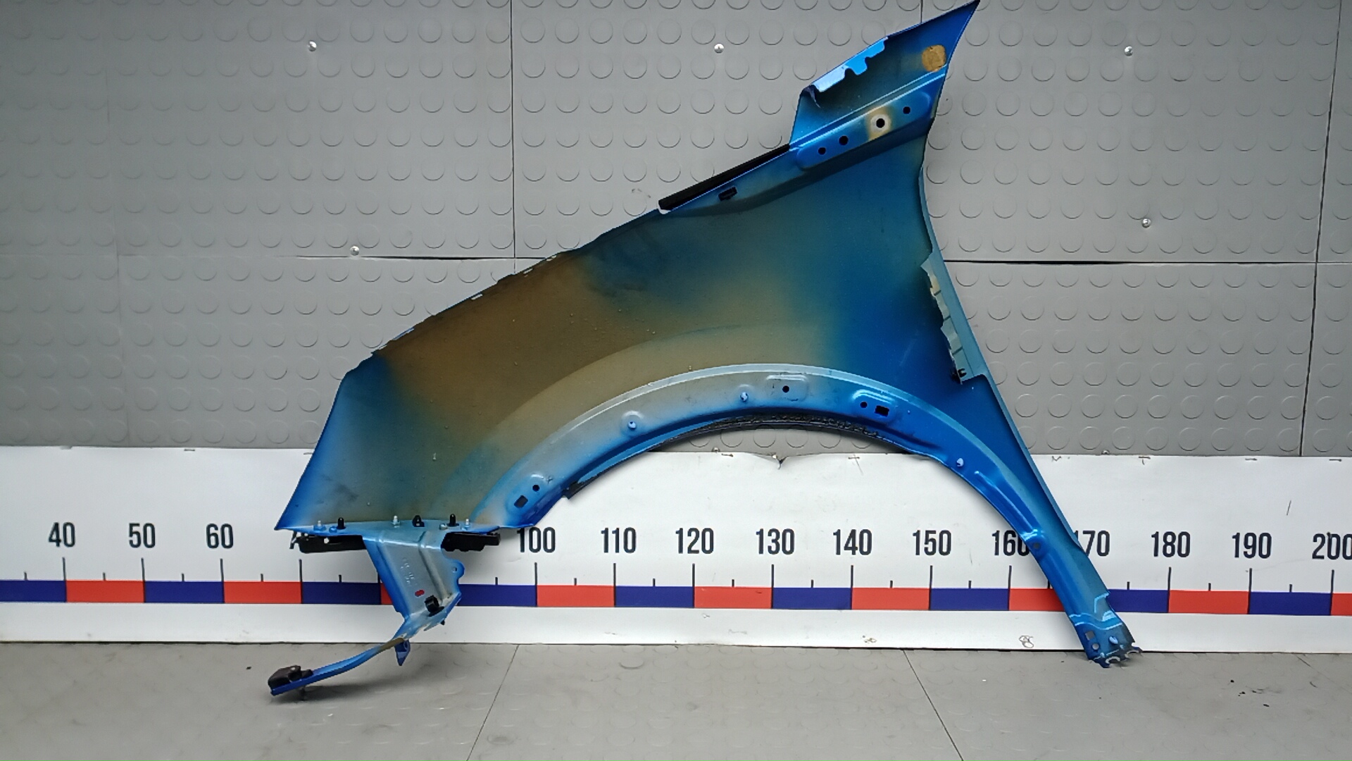 Крыло переднее правое