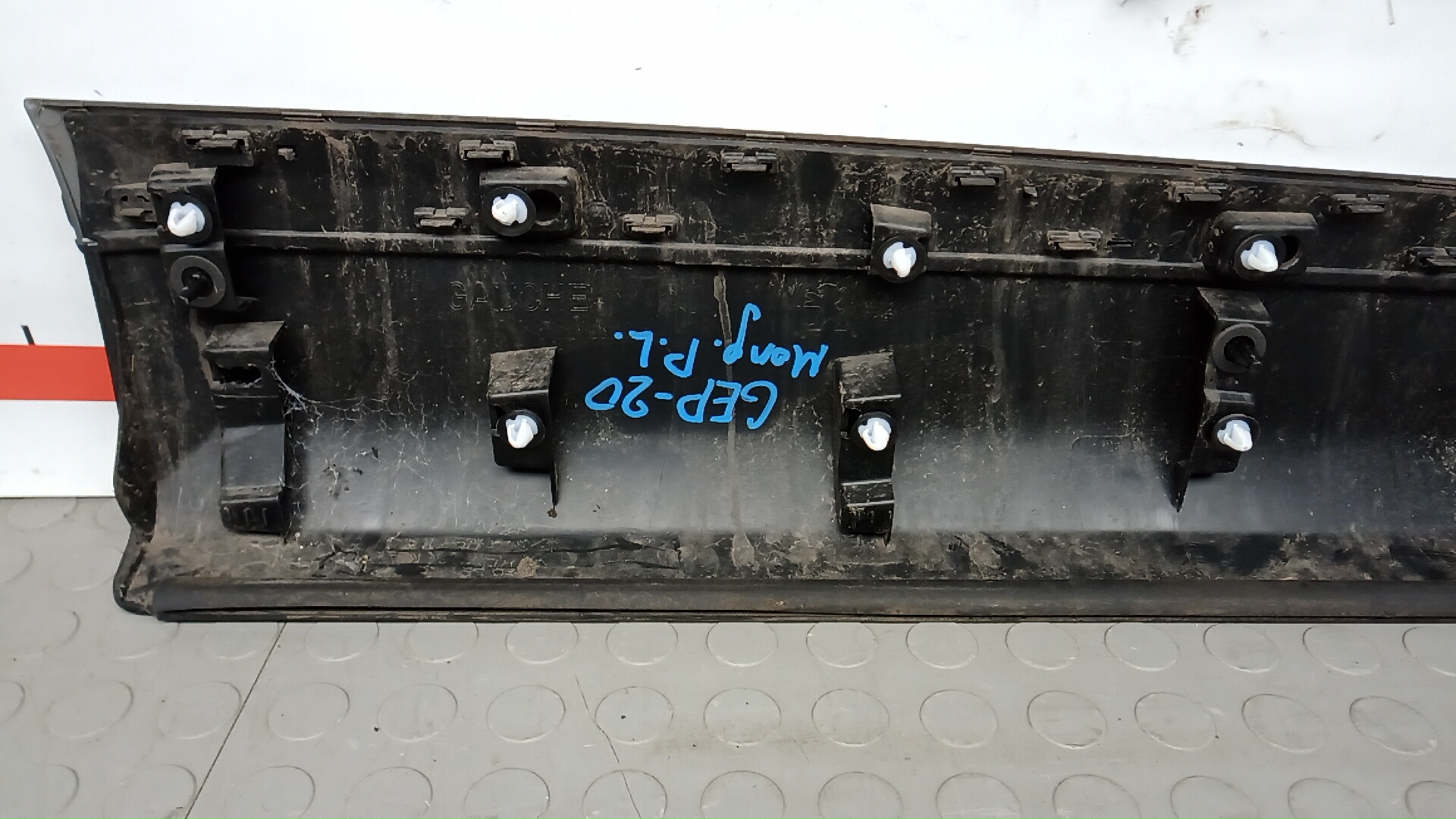 Молдинг двери передней левой