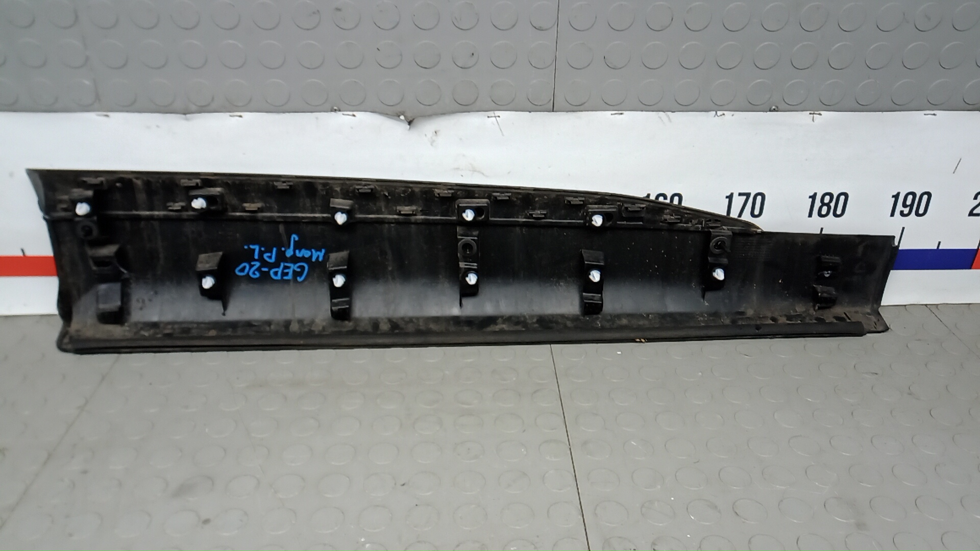 Молдинг двери передней левой