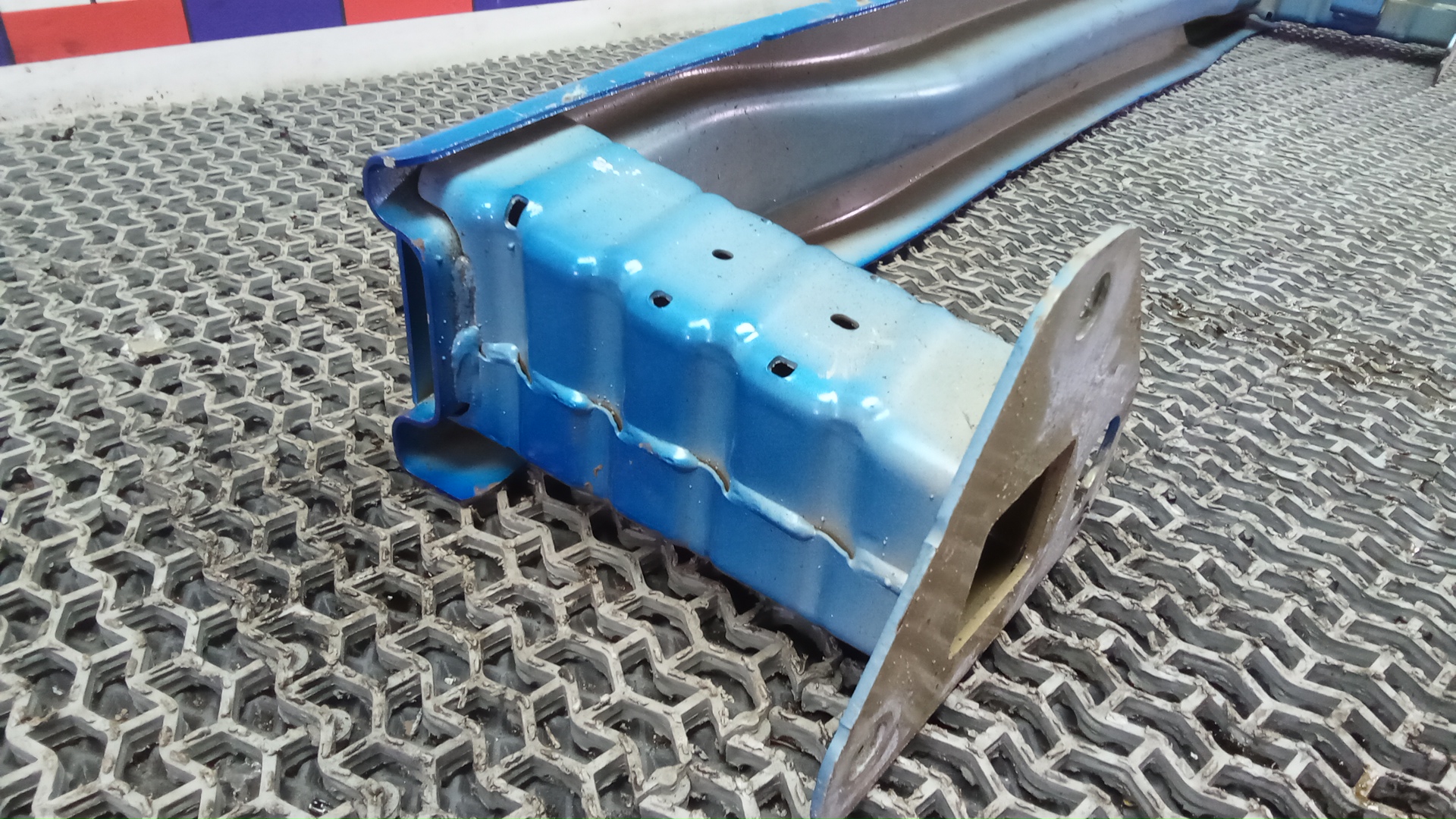 Усилитель заднего бампера