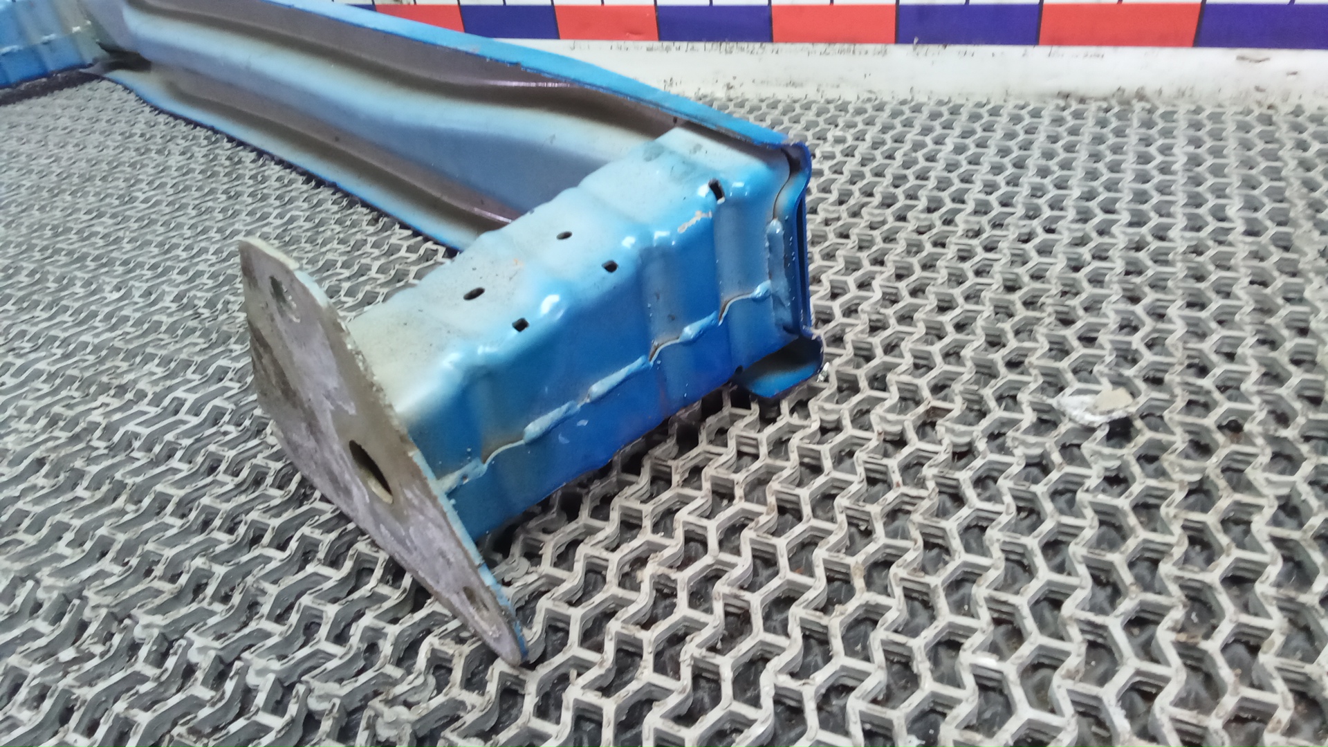 Усилитель заднего бампера