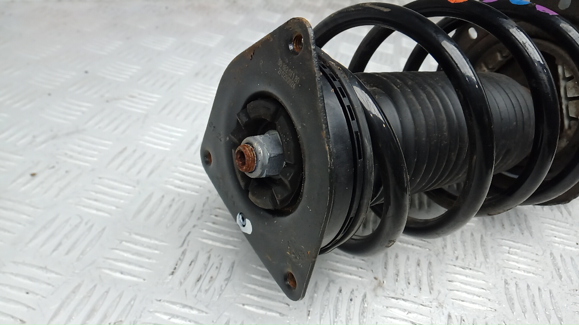 Амортизатор передний левый