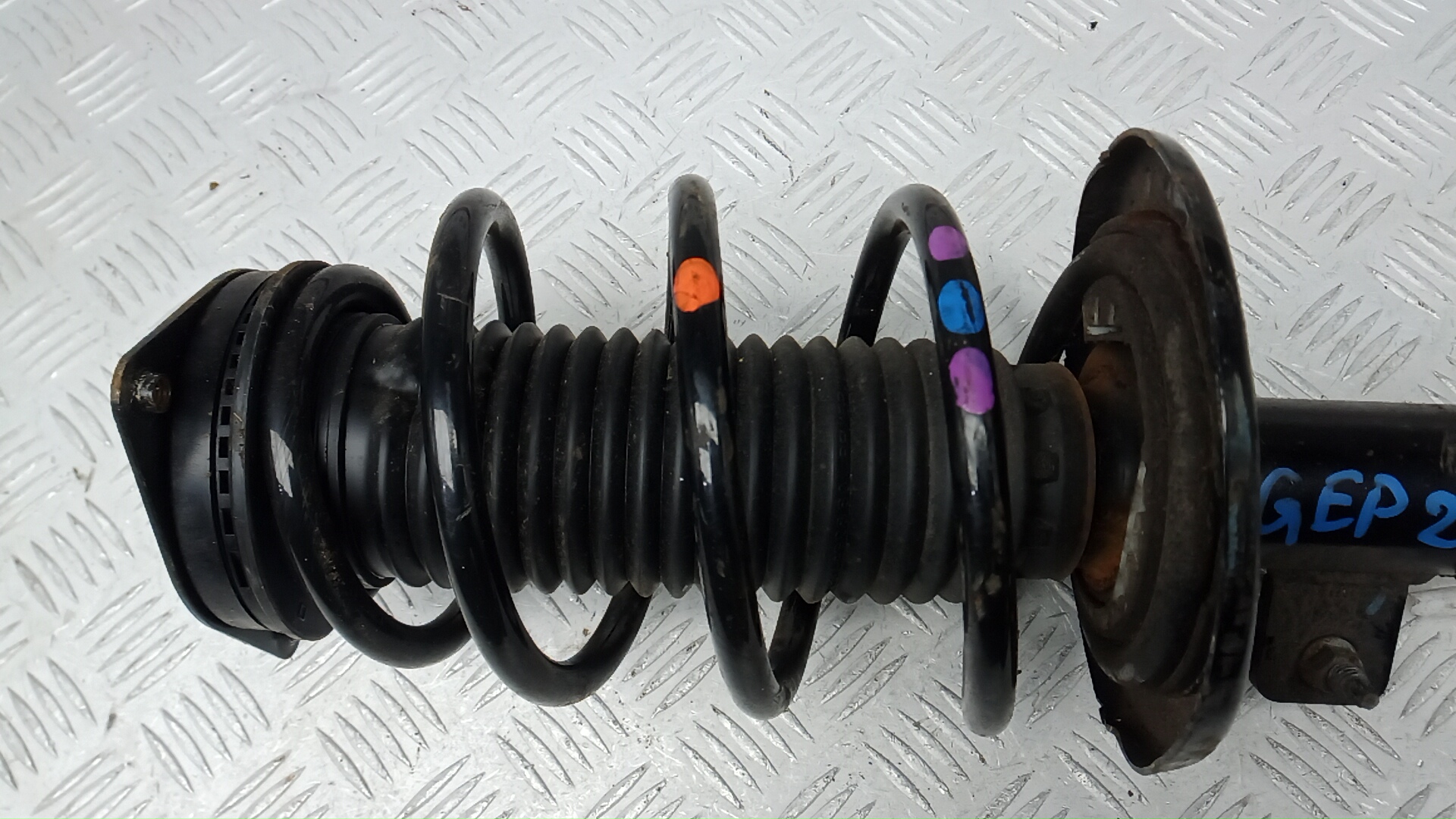 Амортизатор передний левый