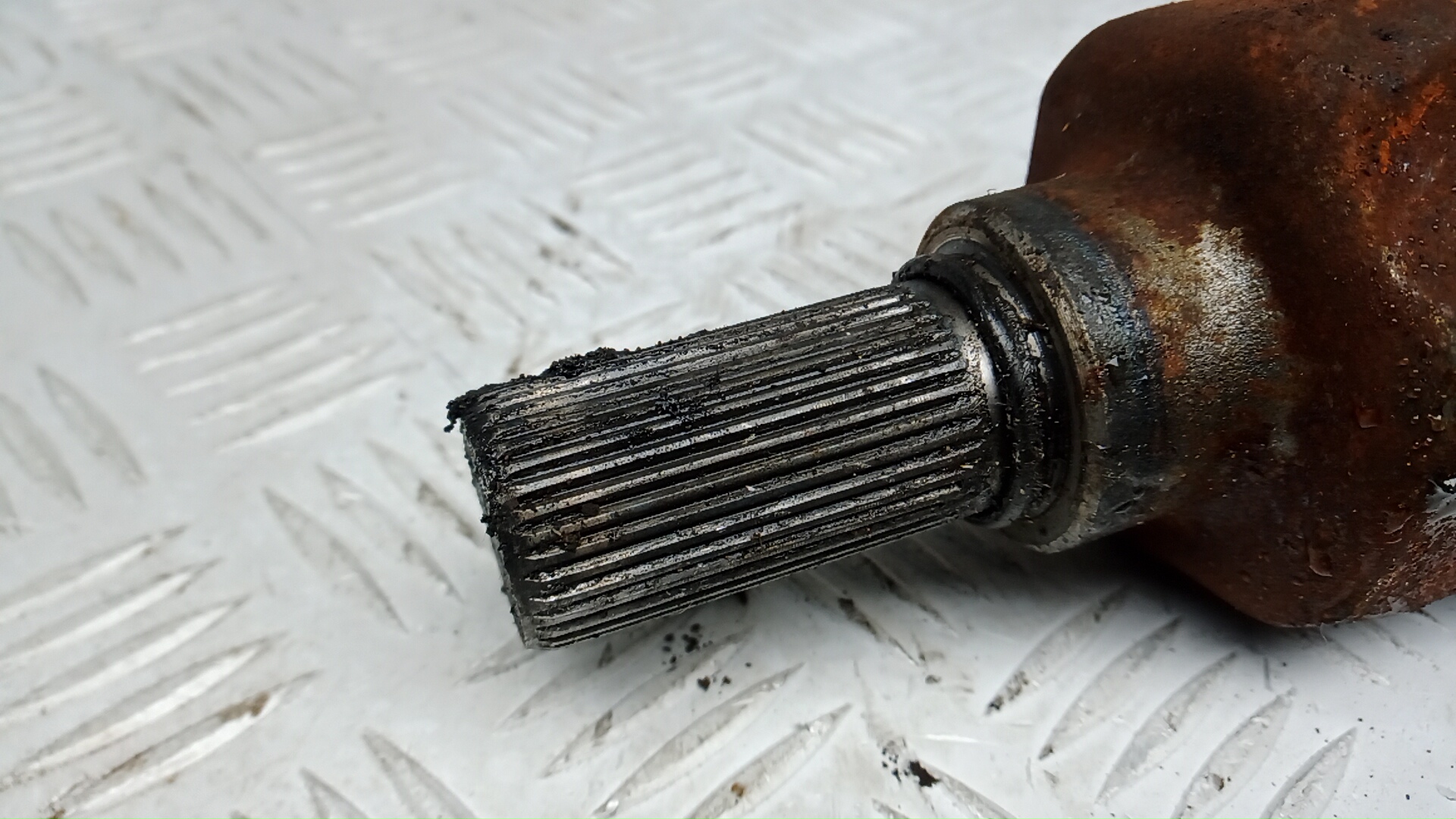 Полуось передняя левая