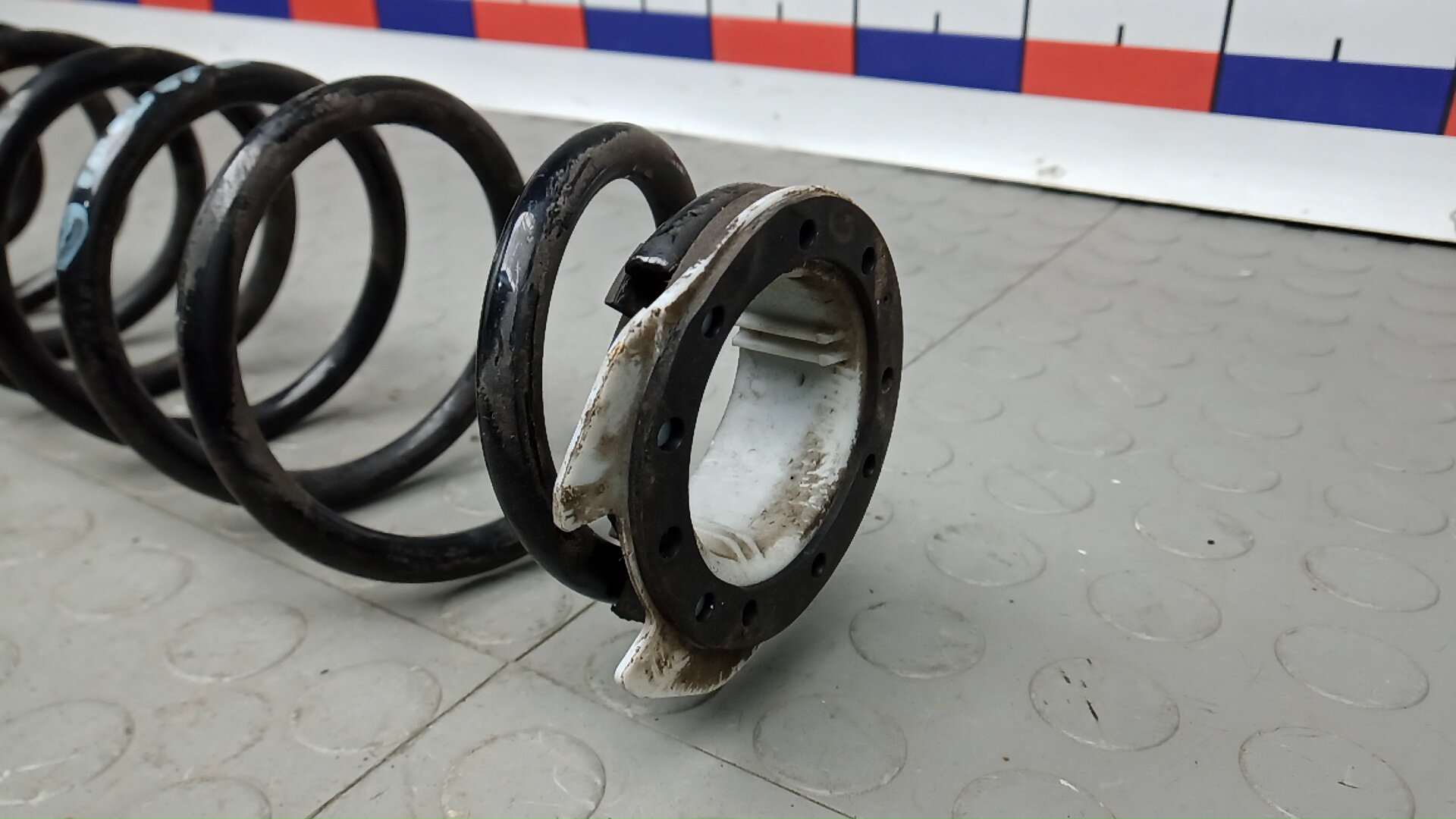 Пружина задняя