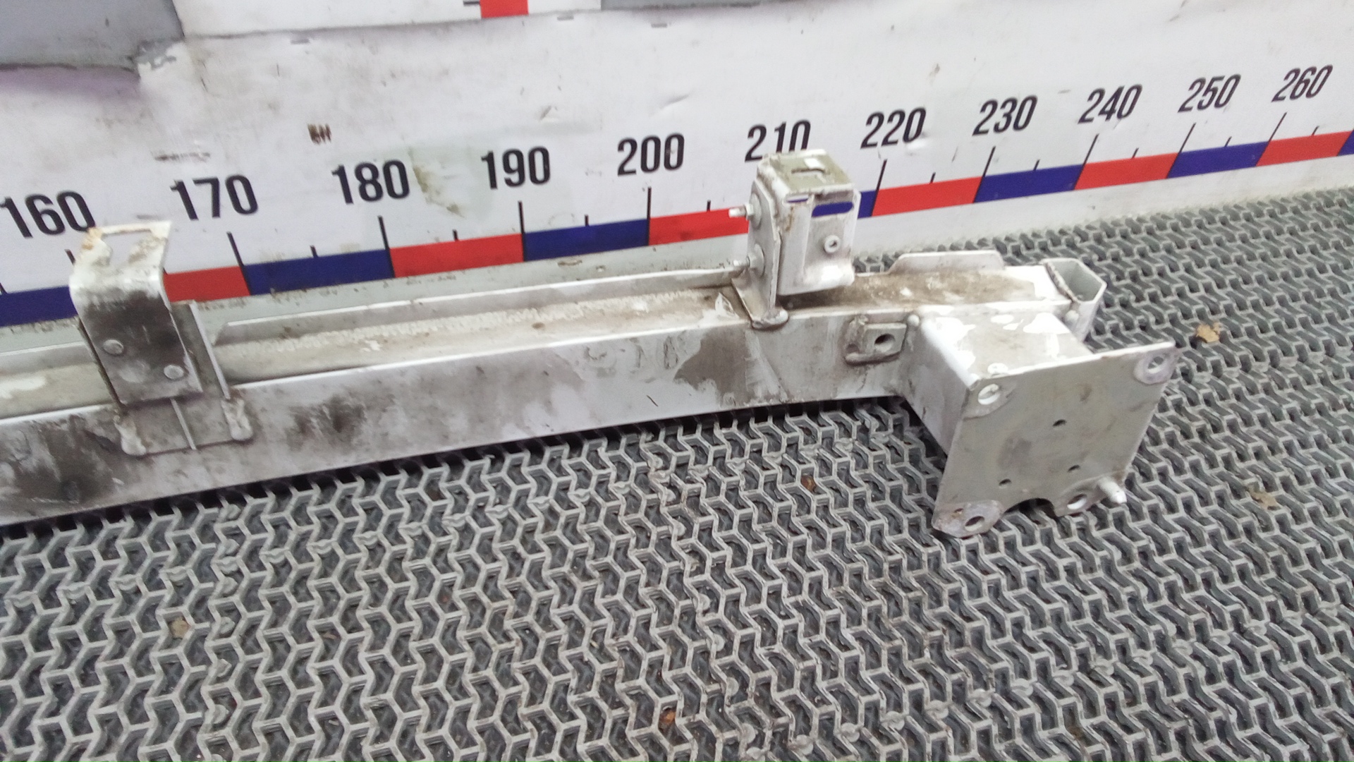 Кронштейн усилителя переднего бампера