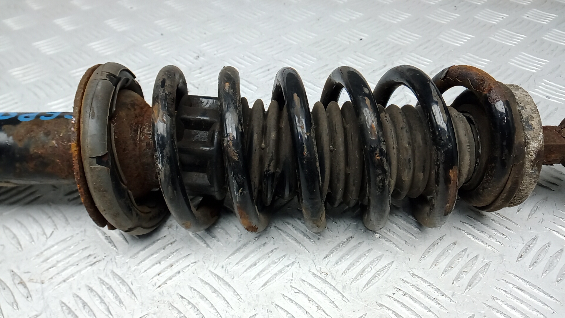 Амортизатор задний левый