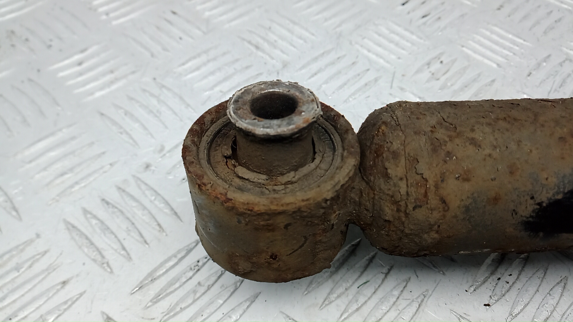 Амортизатор задний левый