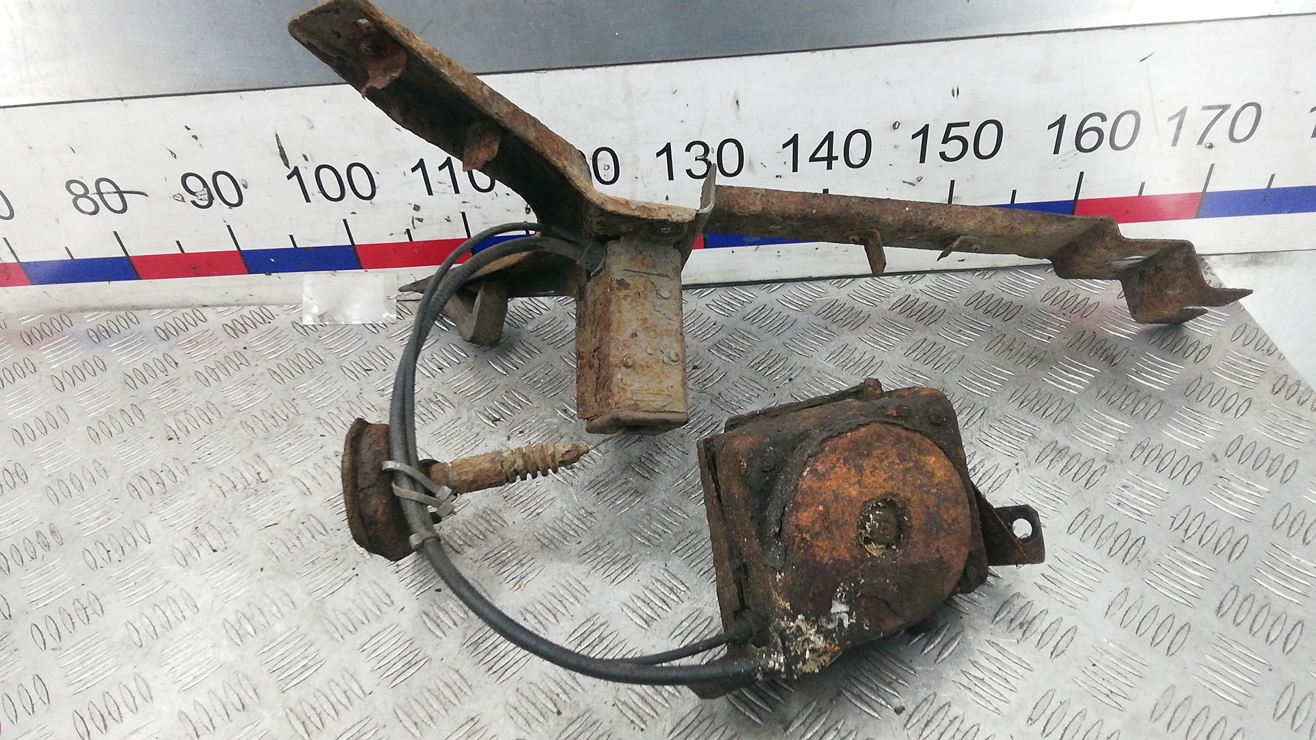 Механизм подъема запасного колеса