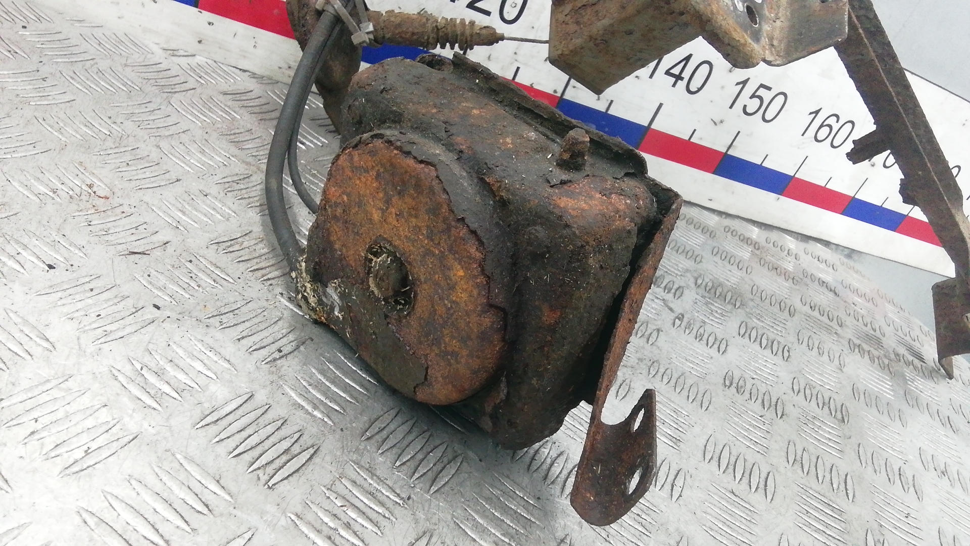 Механизм подъема запасного колеса