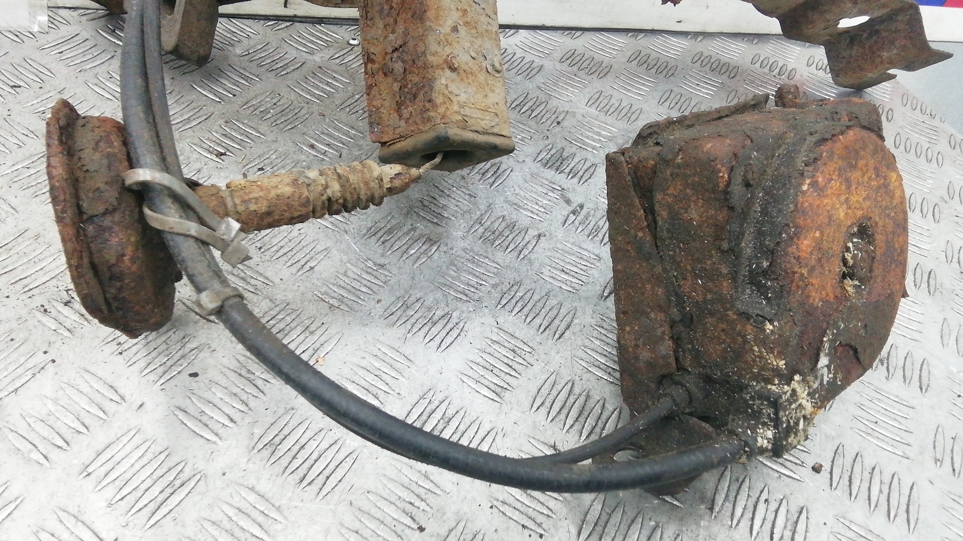 Механизм подъема запасного колеса