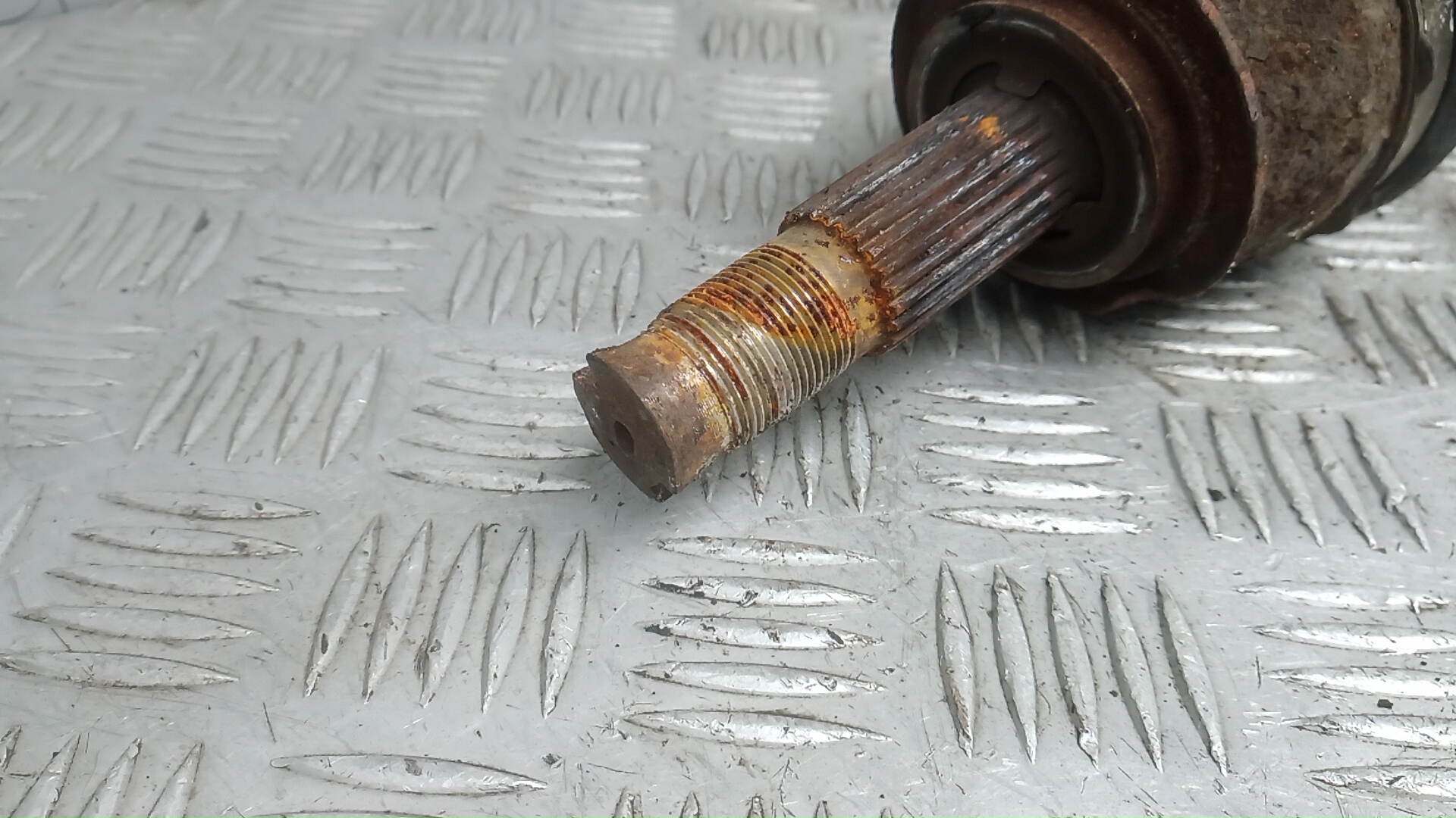 Полуось передняя левая