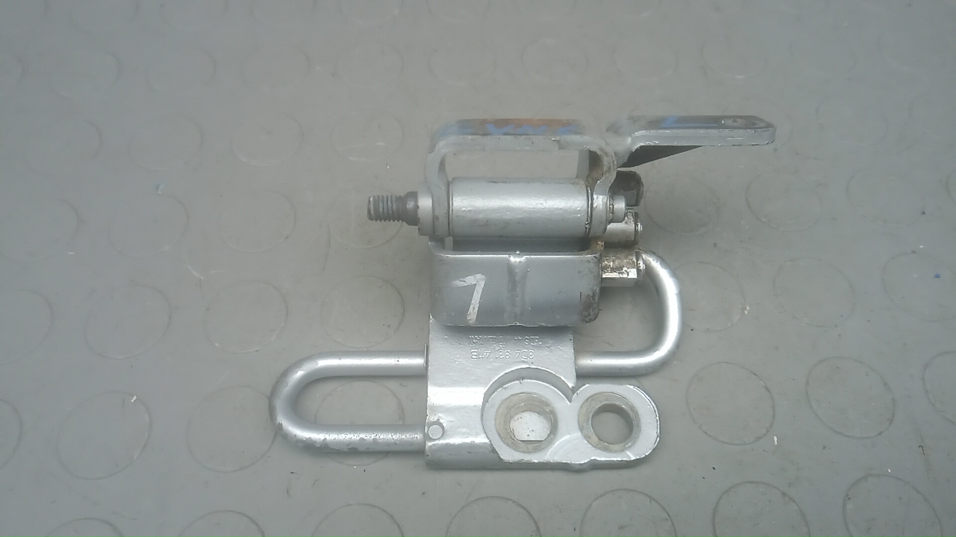 Петля двери передней