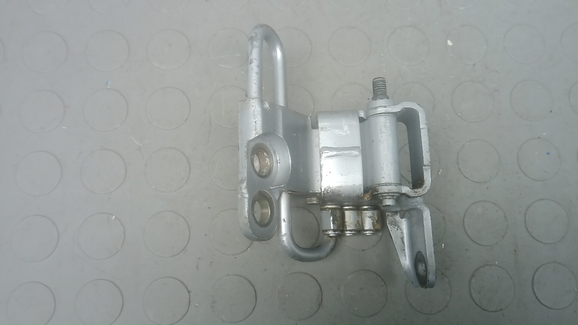 Петля двери передней