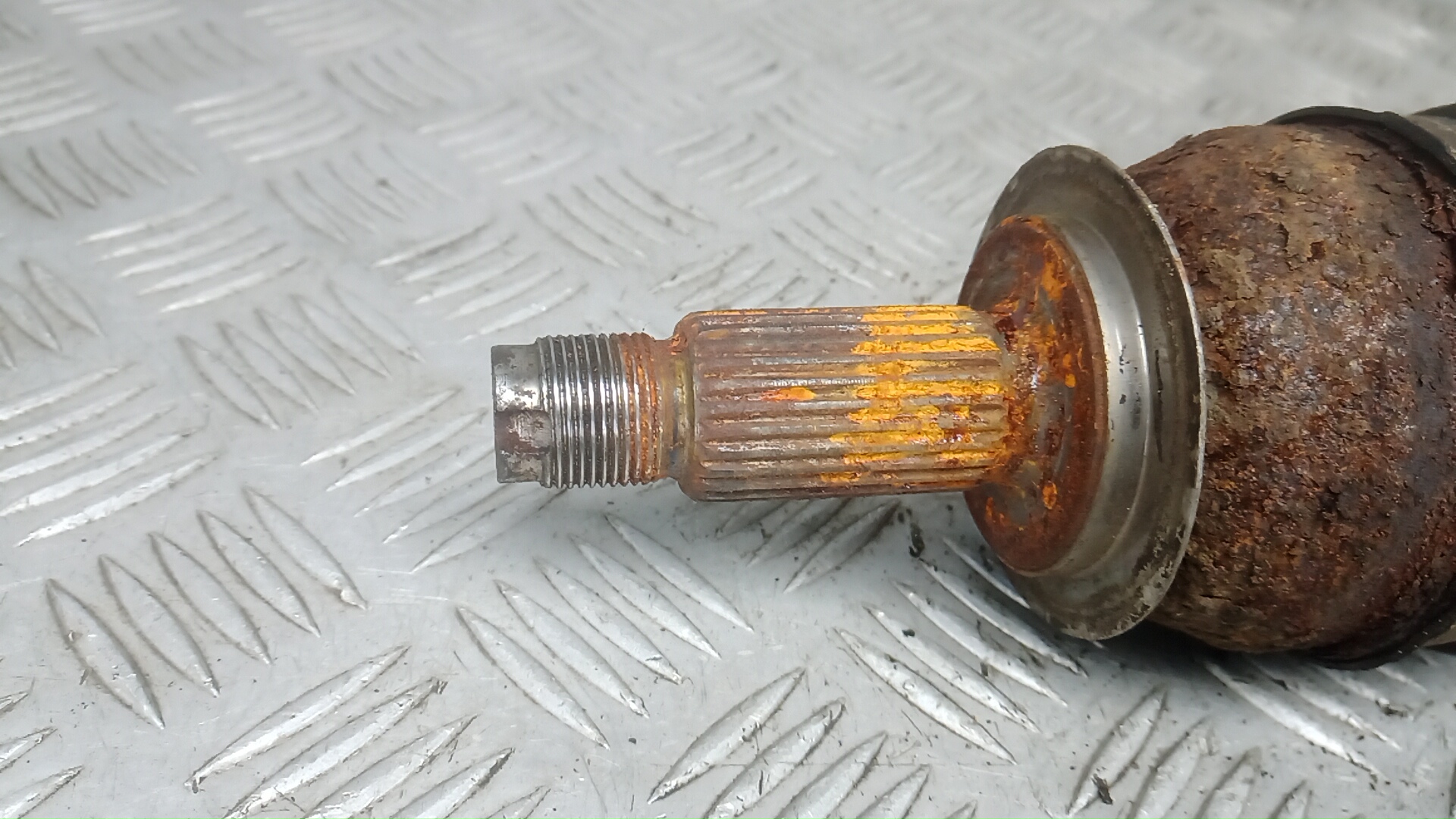 Полуось передняя левая