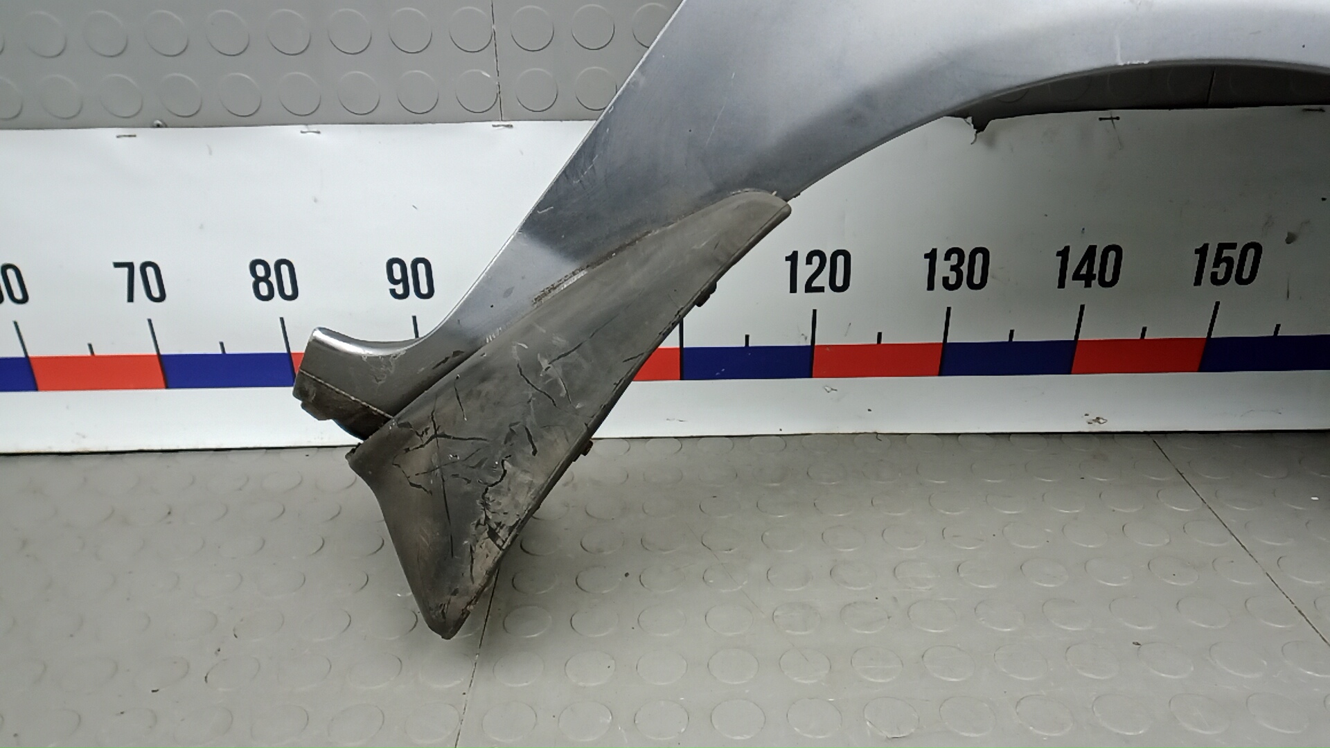 Крыло переднее правое