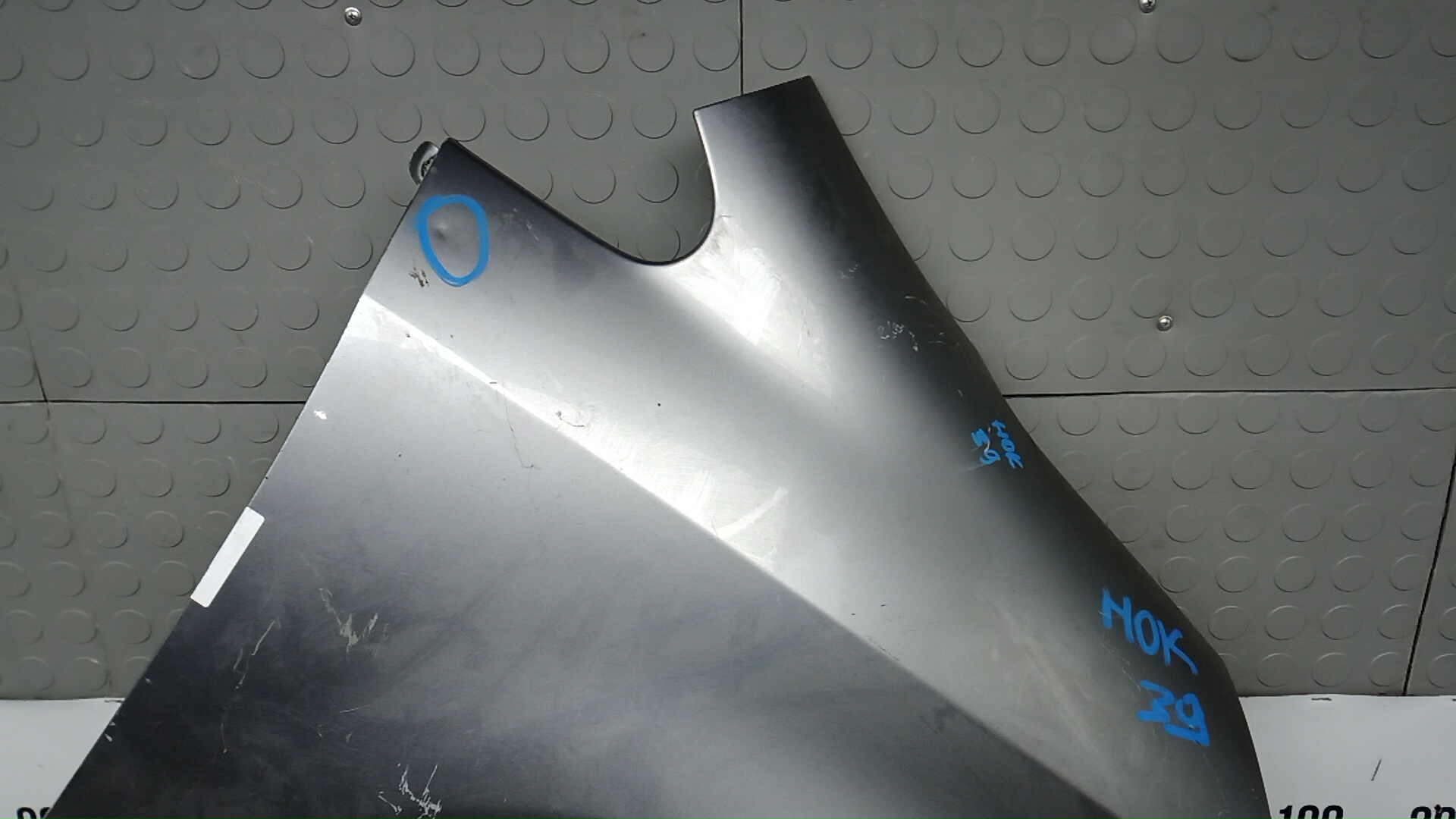 Крыло переднее правое