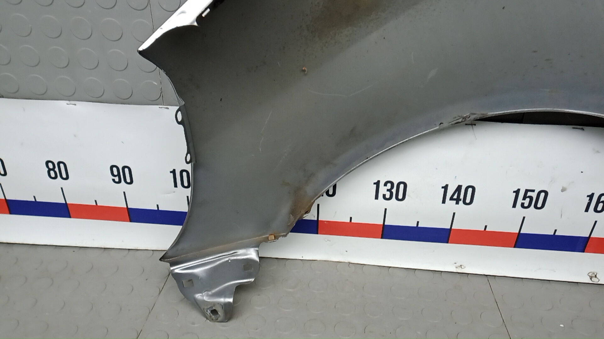 Крыло переднее правое