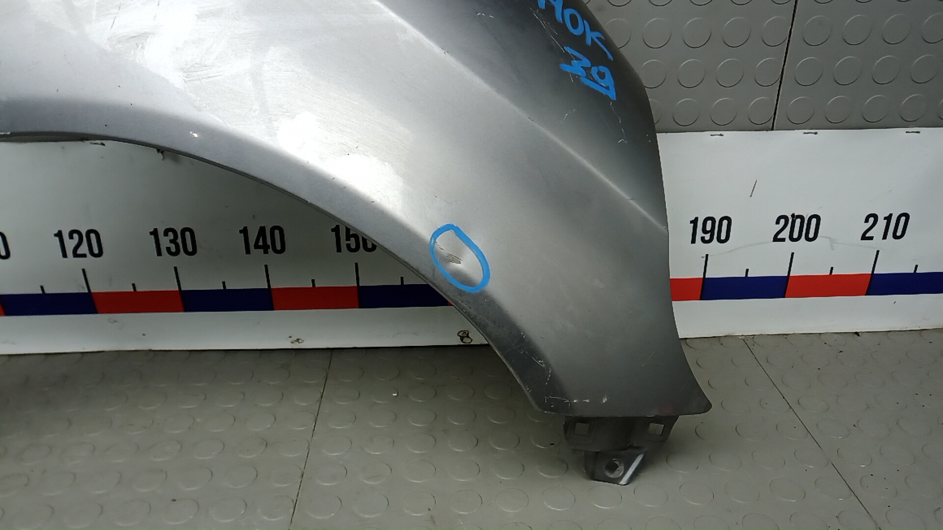 Крыло переднее правое