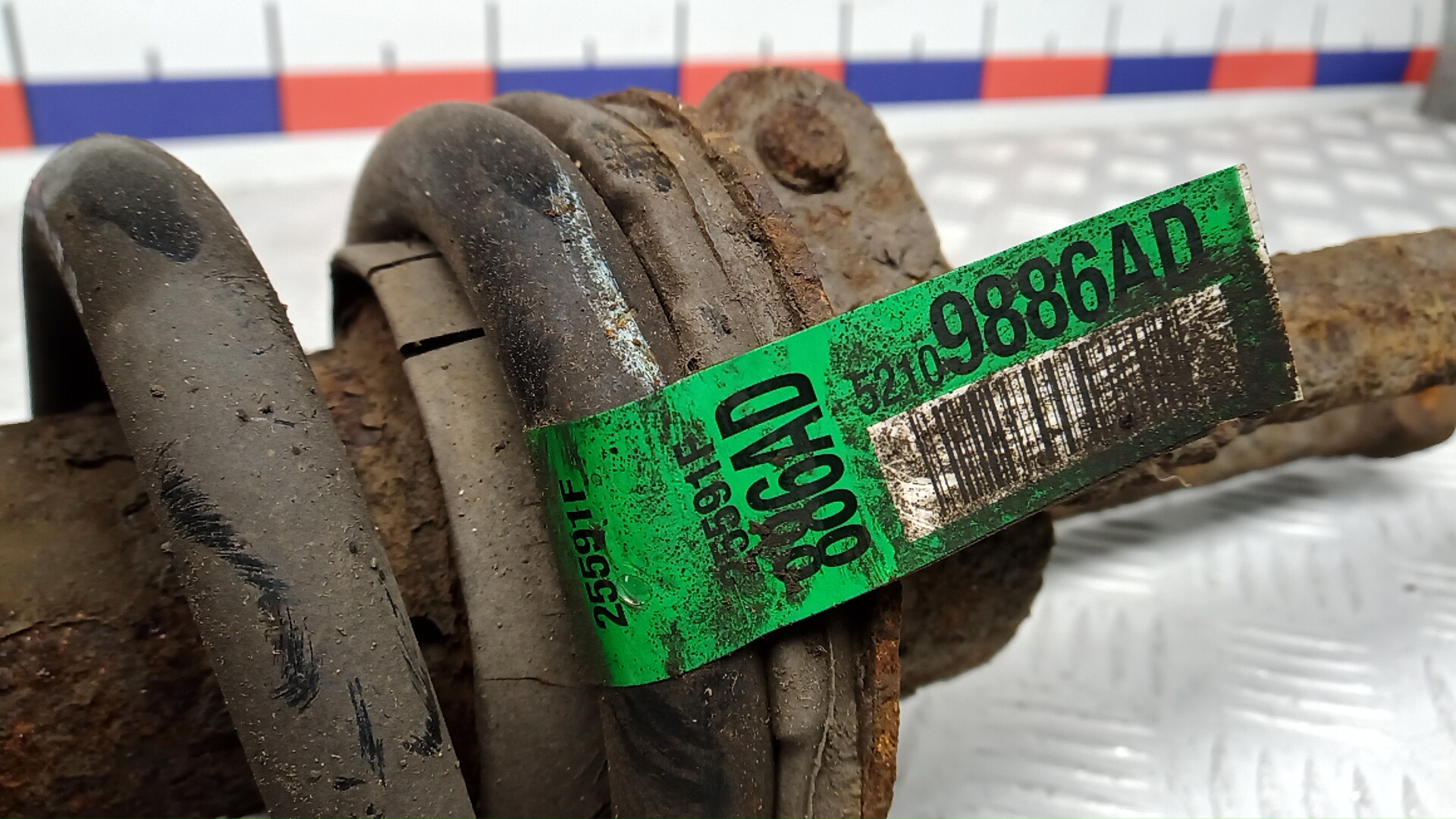 Амортизатор передний левый