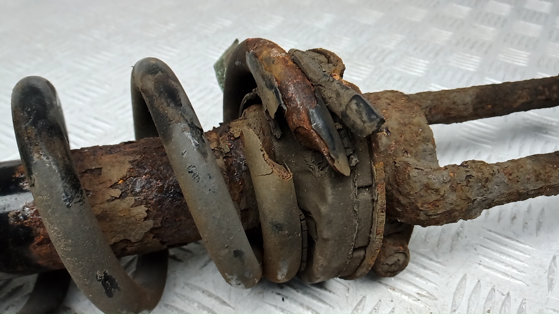 Амортизатор передний правый