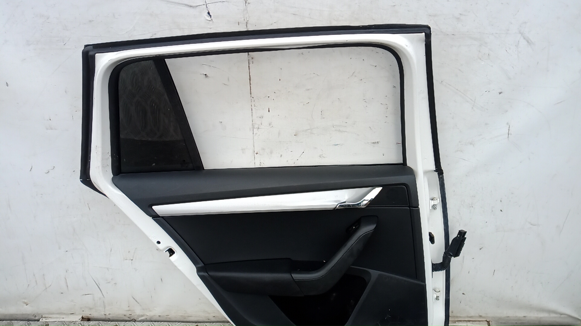 Дверь задняя левая