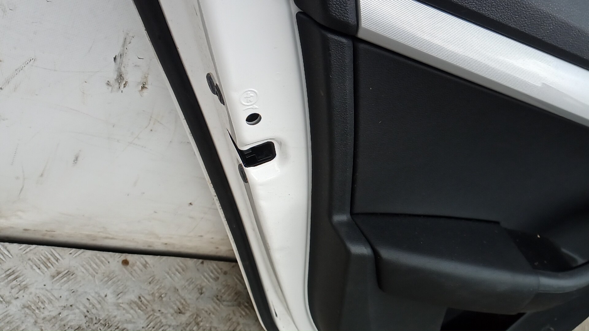 Дверь задняя левая