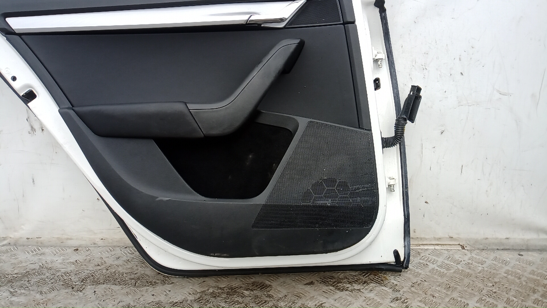 Дверь задняя левая