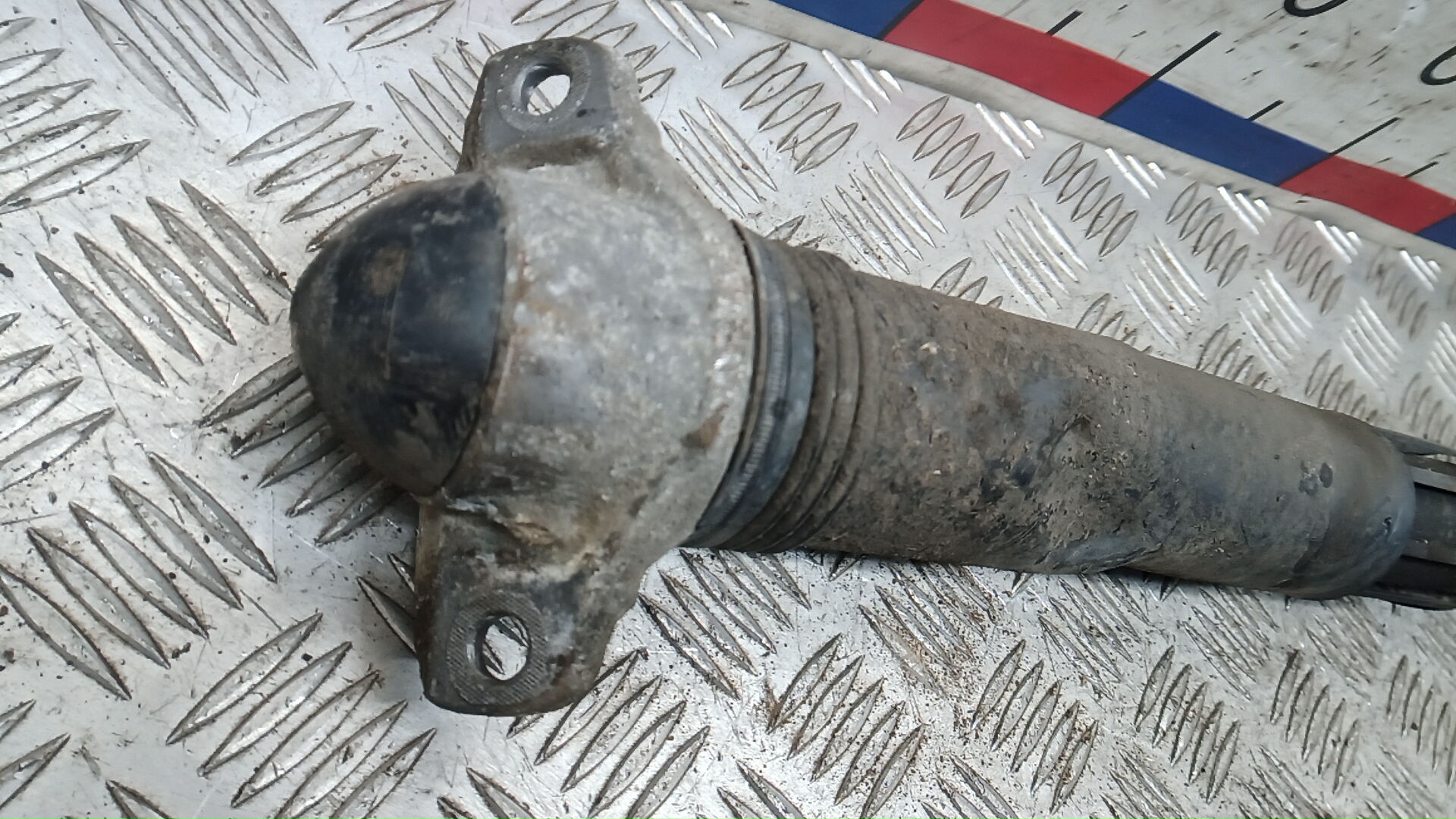 Амортизатор задний (стойка)
