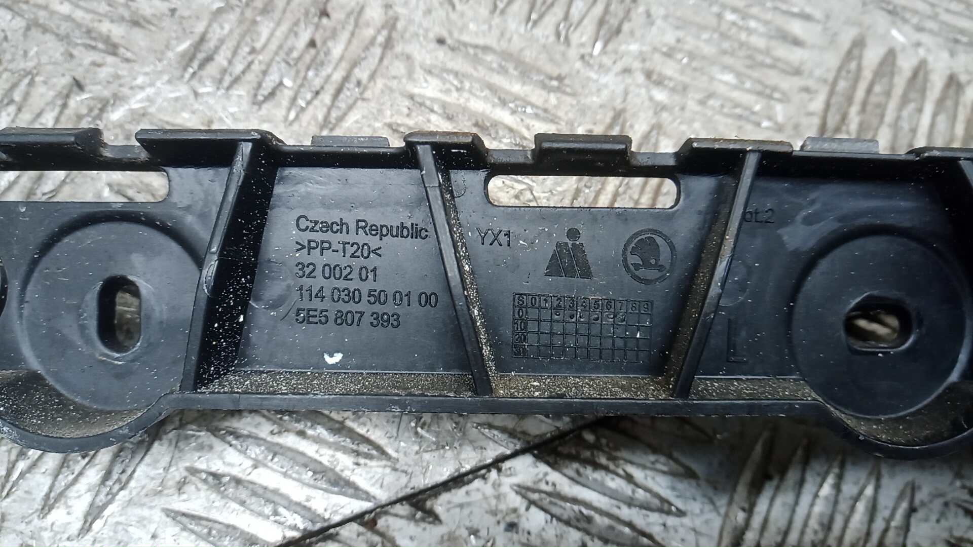 Кронштейн переднего бампера