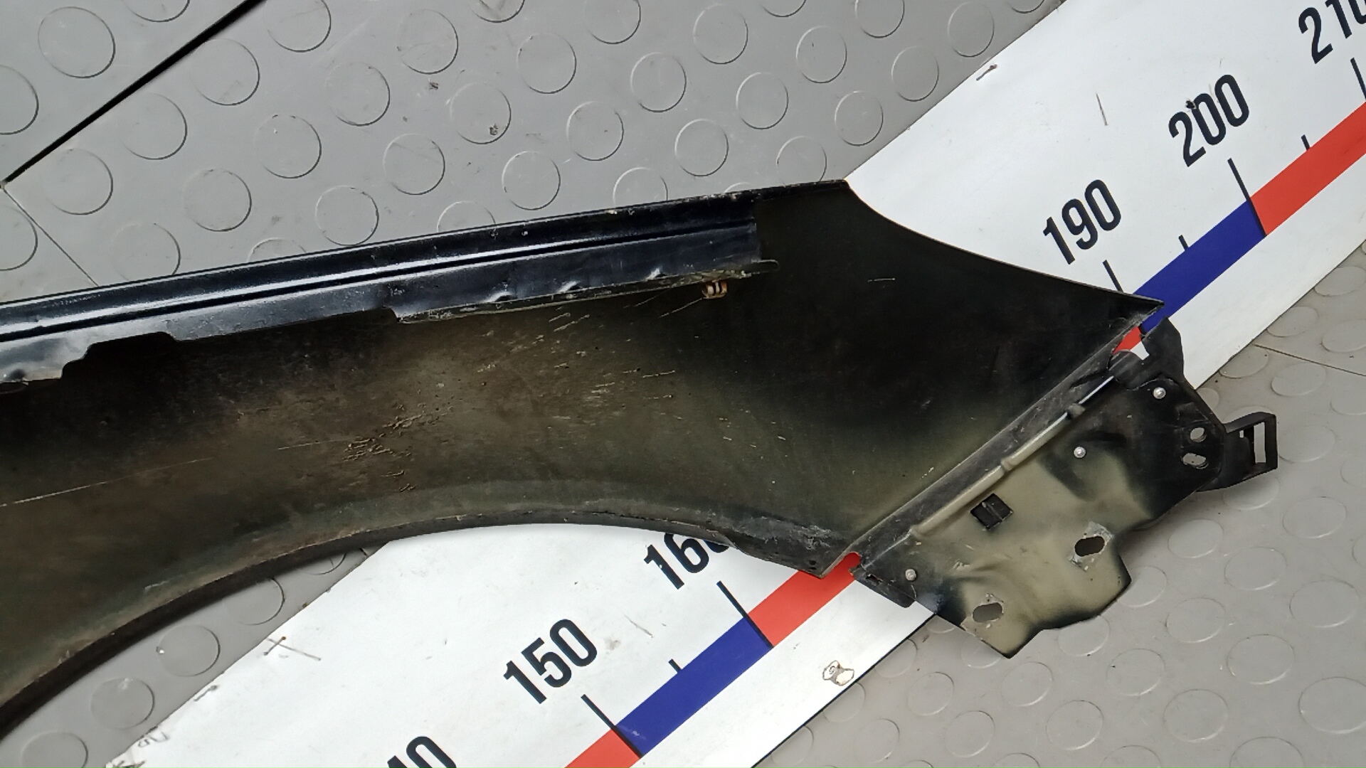 Крыло переднее левое