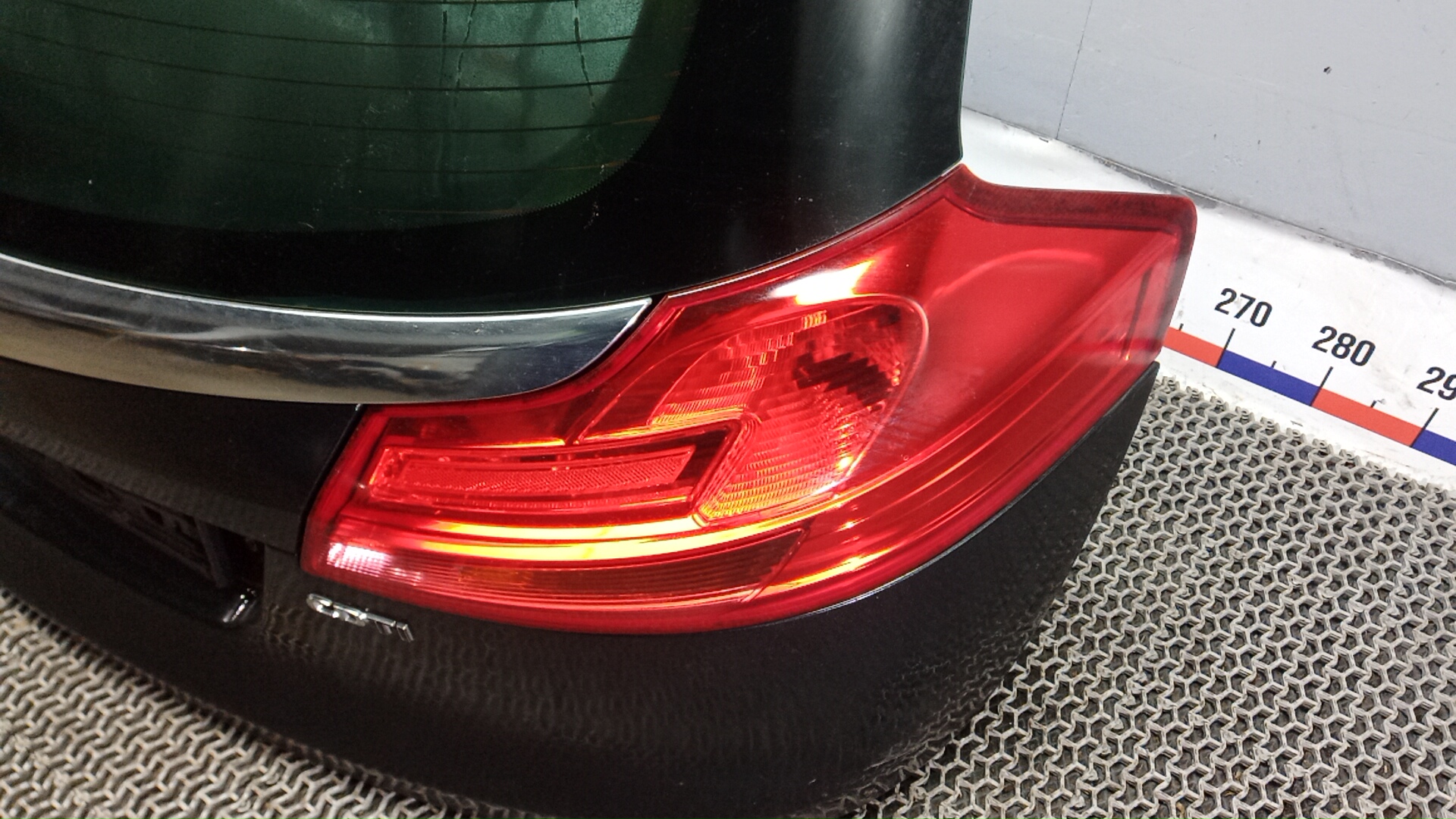 Дверь багажника