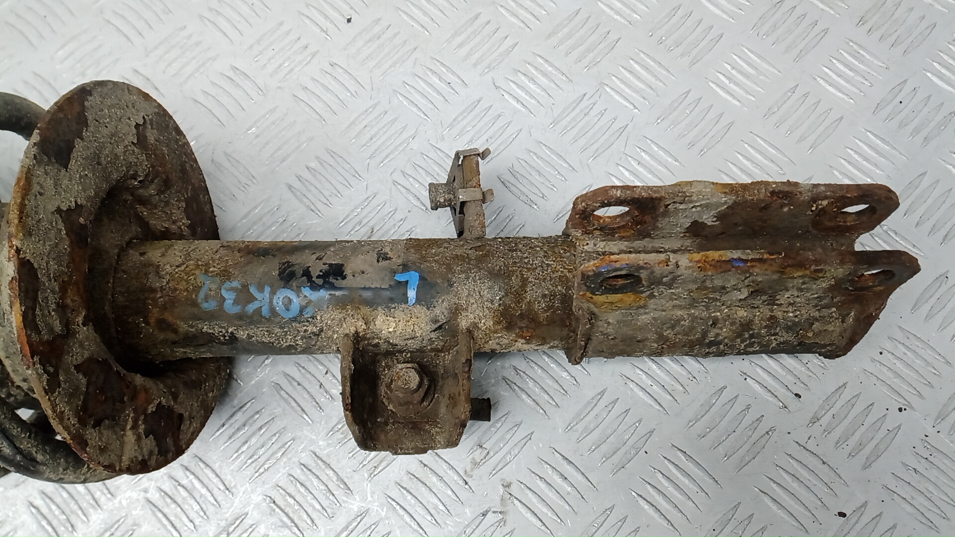 Амортизатор передний левый