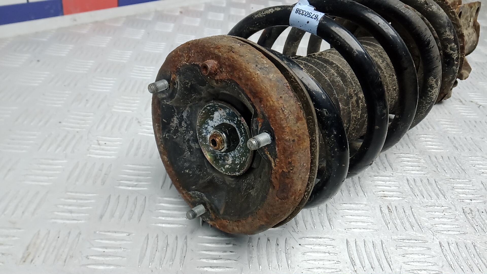 Амортизатор передний левый