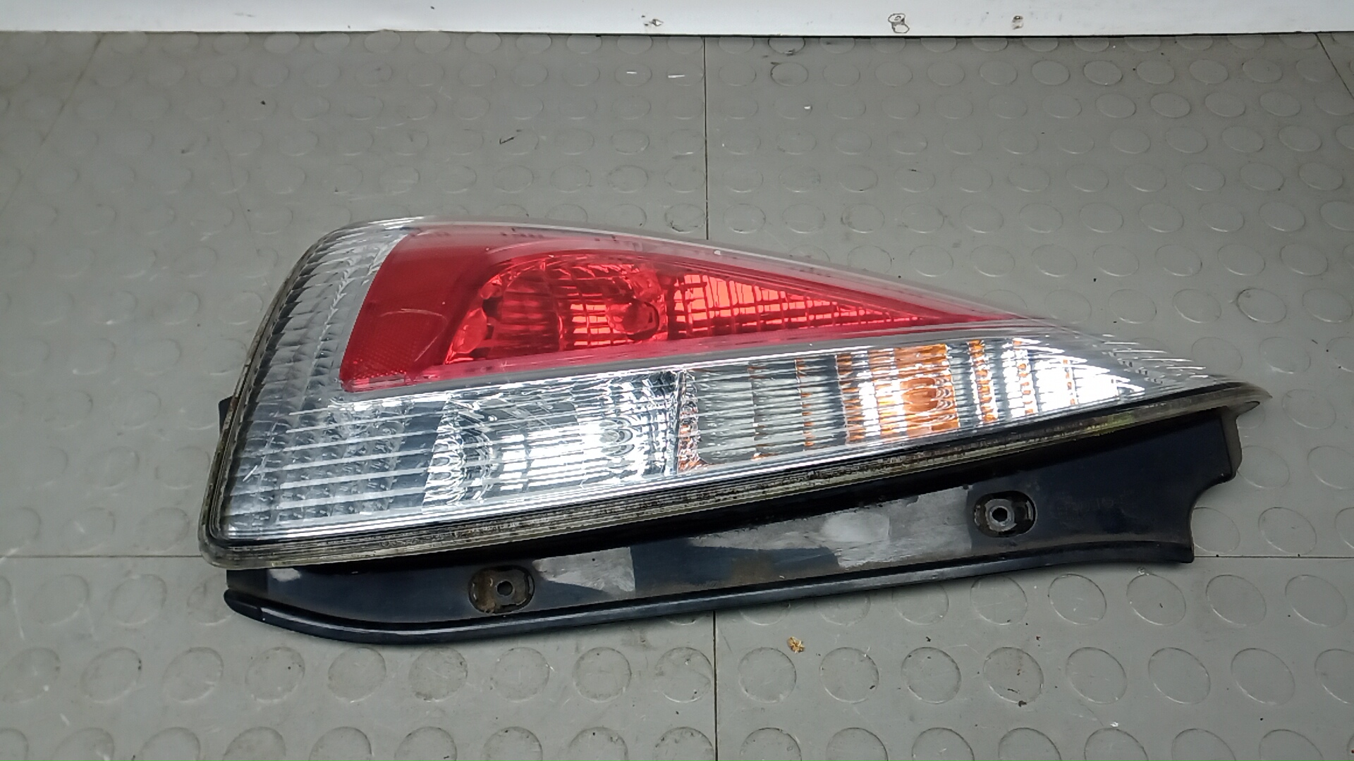 Фонарь задний левый