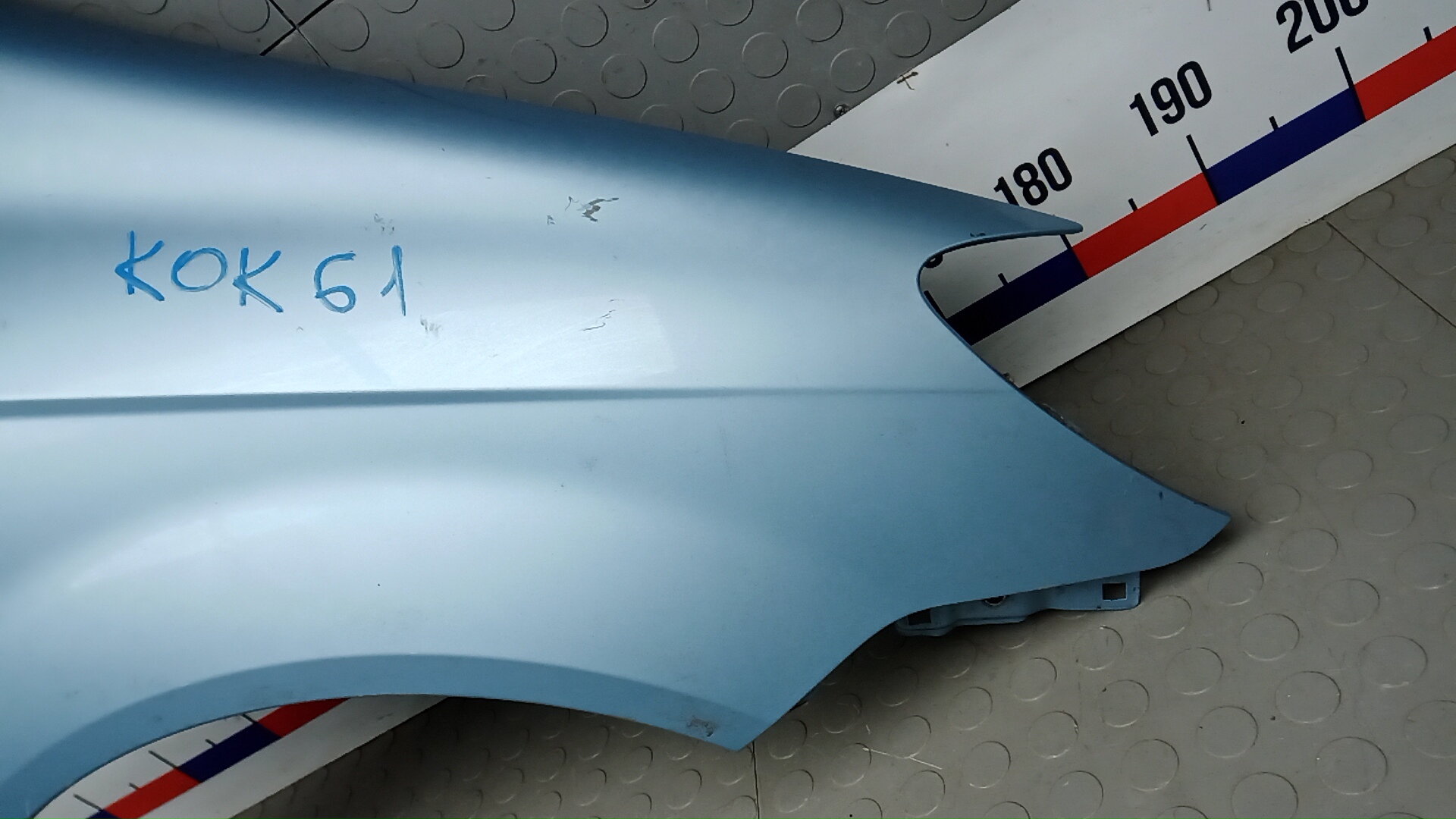 Крыло переднее правое