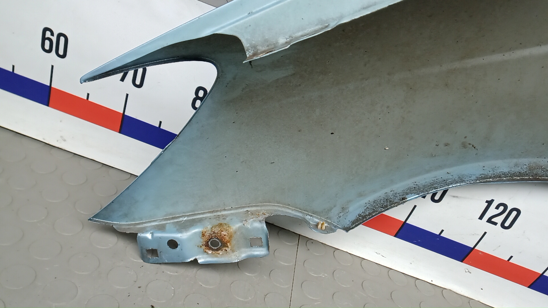 Крыло переднее правое