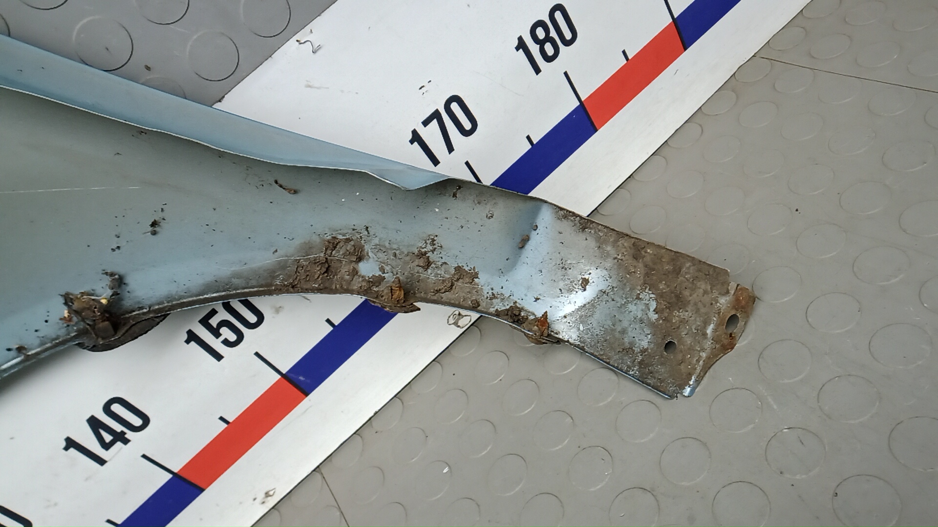 Крыло переднее правое